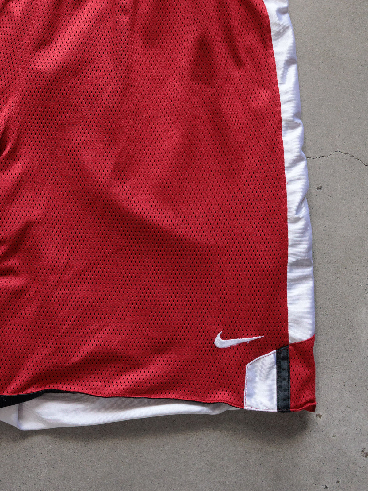 Vintage 00s Black & Red Nike Reversible Mesh Shorts (L)