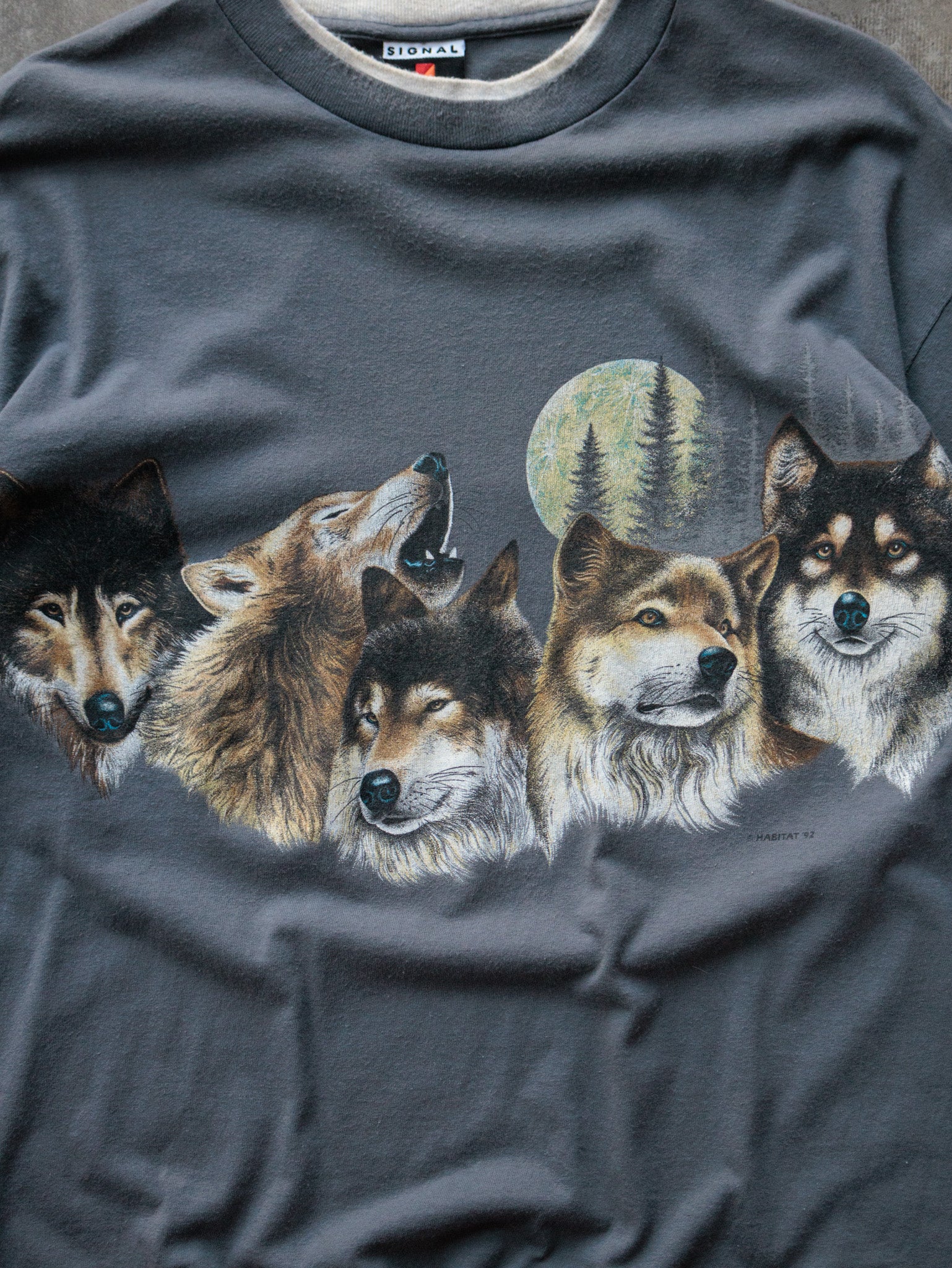 Vintage 1992 Grey Signal Sports Wolf Tee (L)