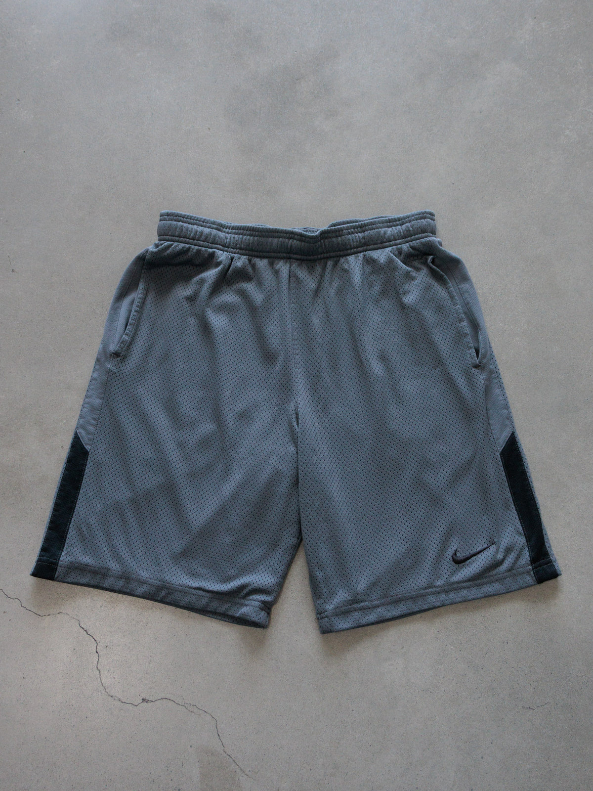 Vintage 00s Grey Nike Mesh Shorts (S)