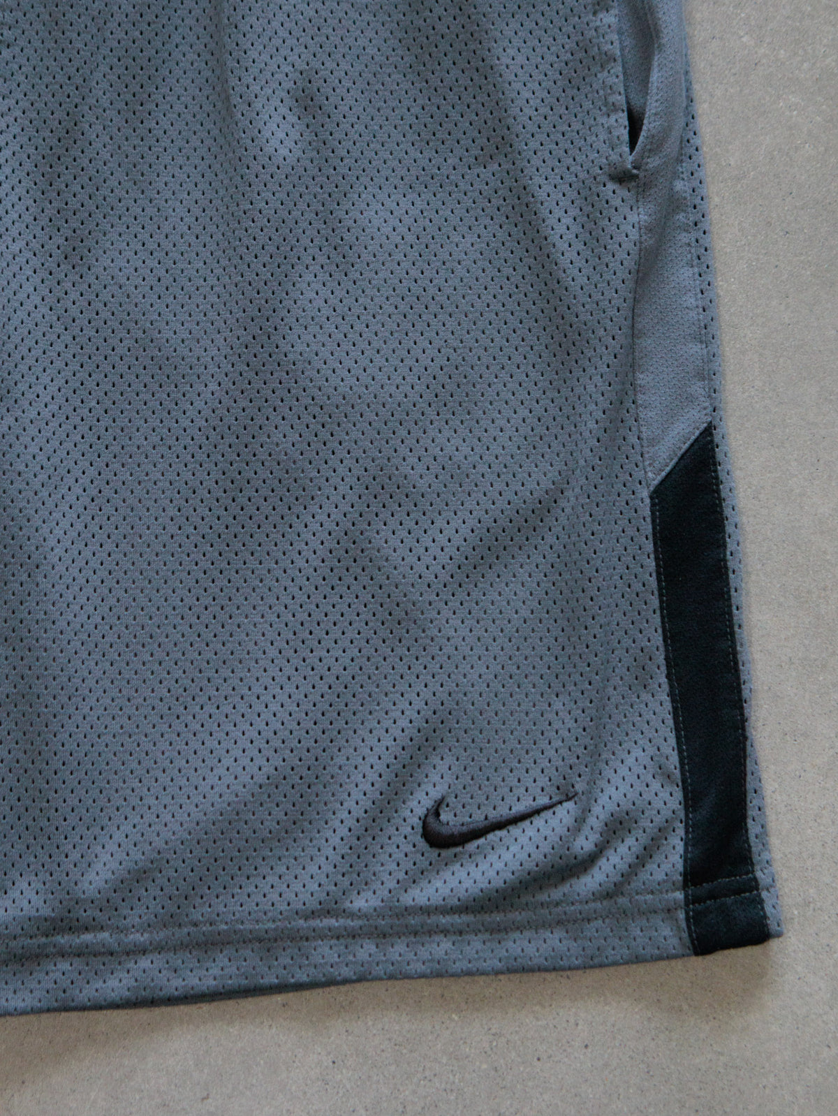 Vintage 00s Grey Nike Mesh Shorts (S)