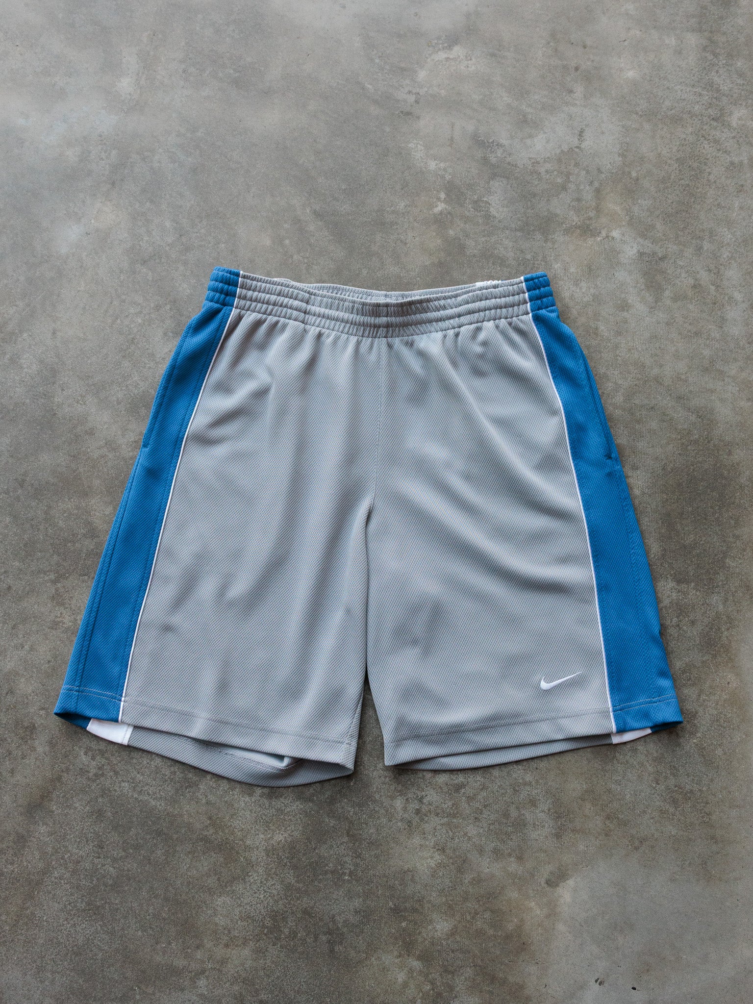 Vintage 00s Grey Nike Mesh Shorts (L)