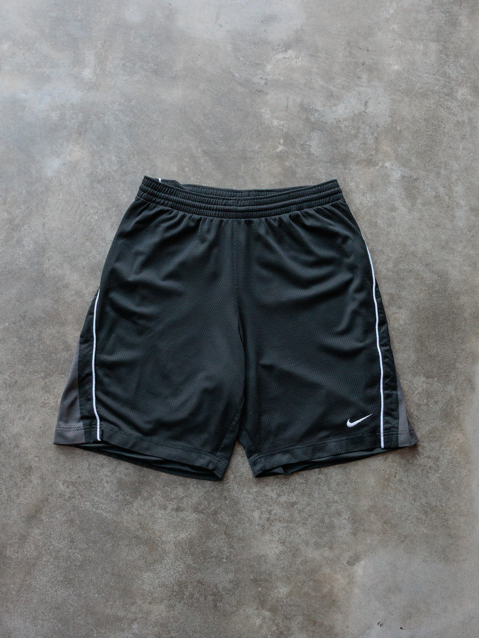 Vintage 00s Black Nike Mesh Shorts (L)