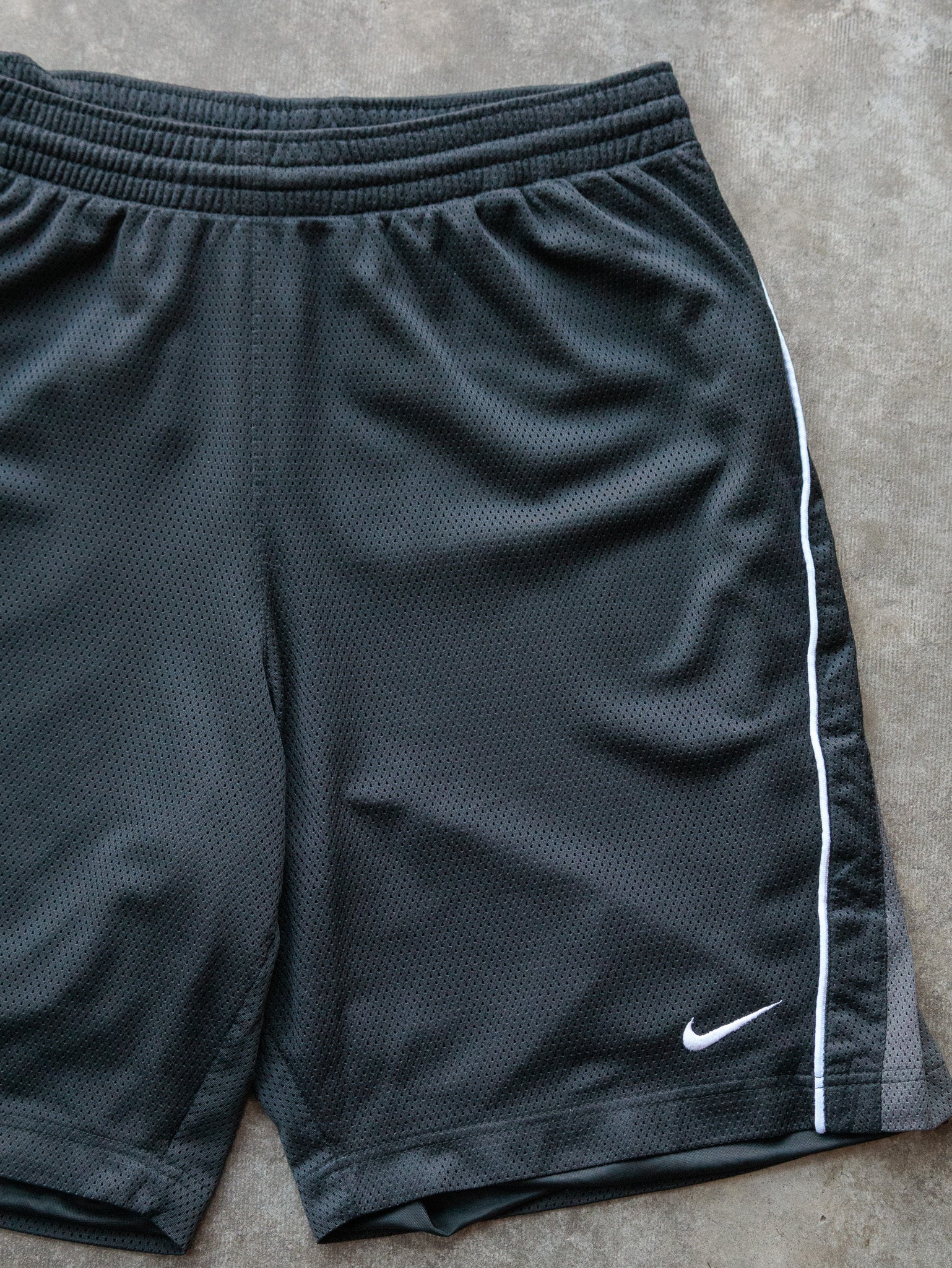 Vintage 00s Black Nike Mesh Shorts (L)