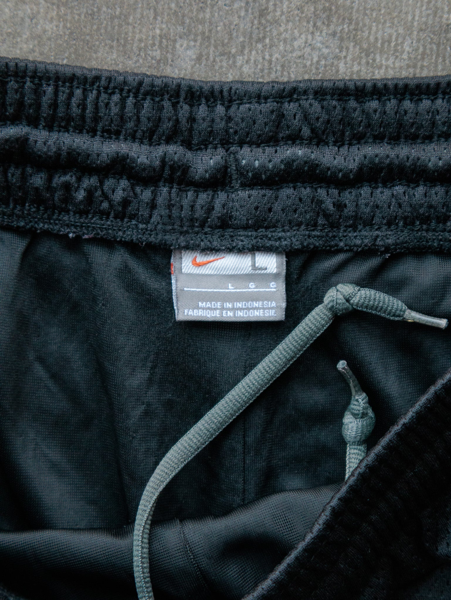 Vintage 00s Black Nike Mesh Shorts (L)