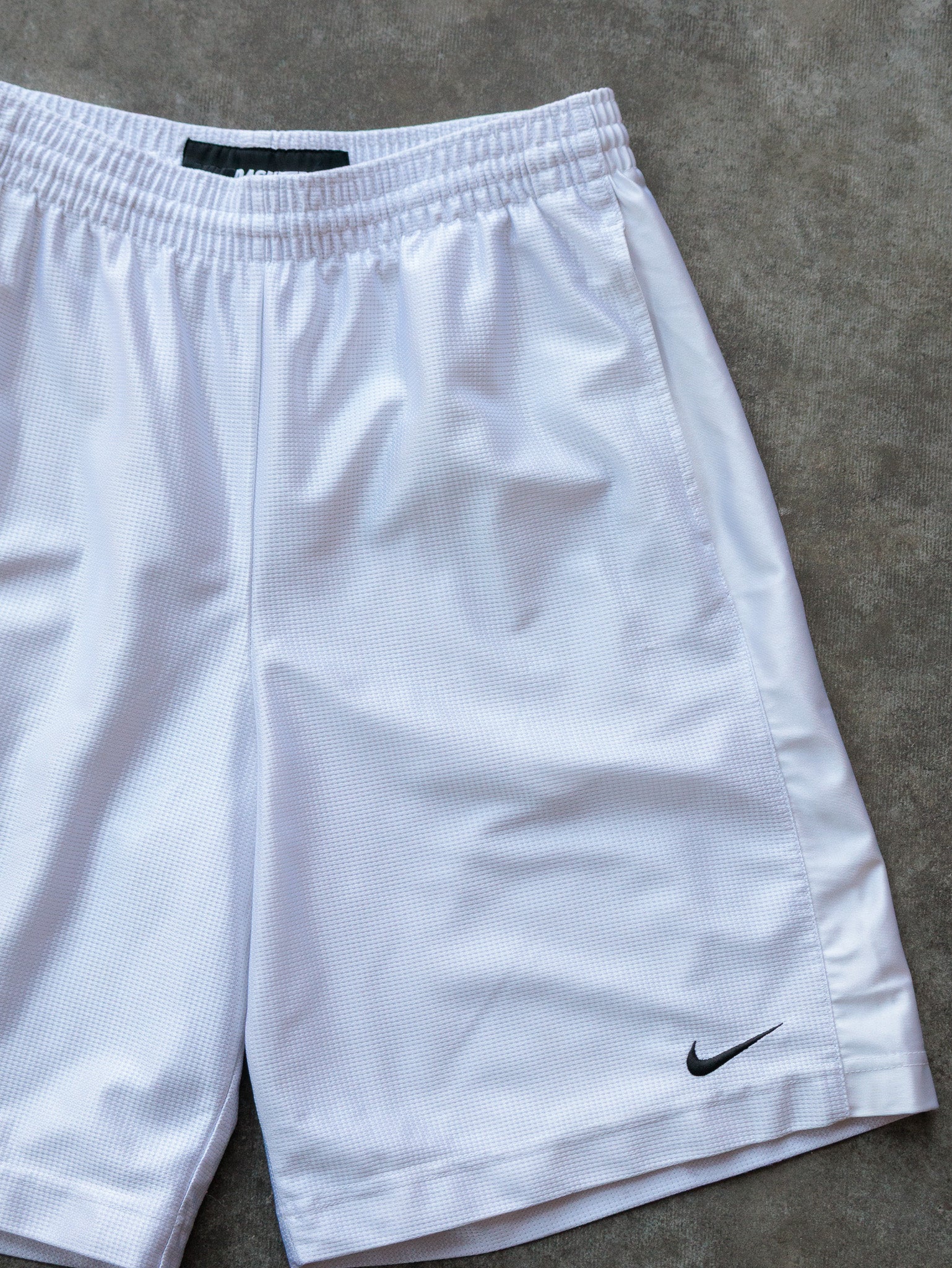 Vintage 00s White Nike Basketball Shorts (L)