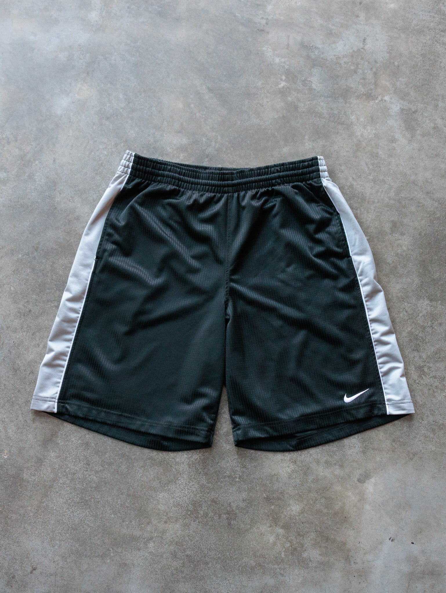 Vintage 00s Black Nike Basketball Shorts (L)