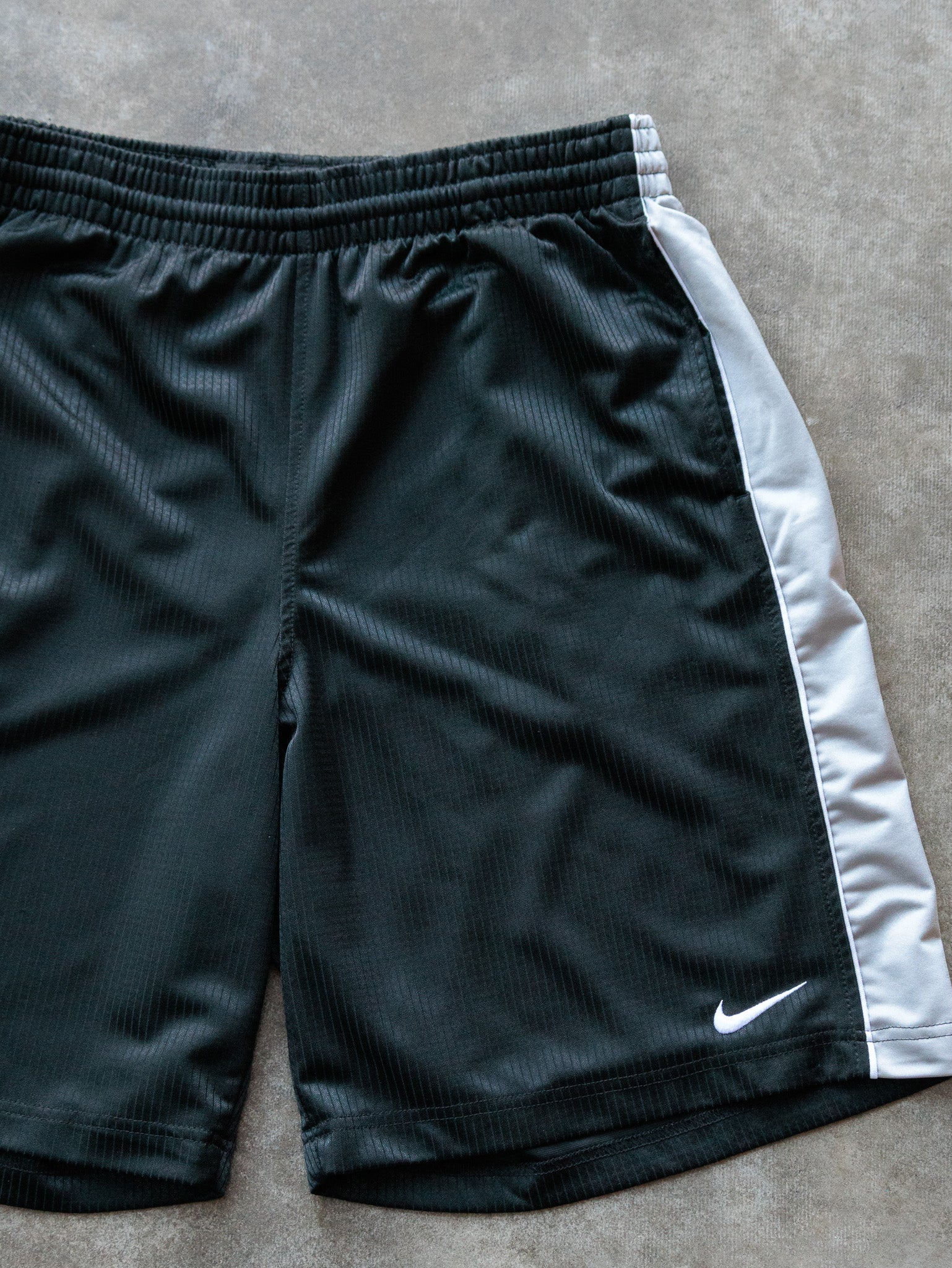 Vintage 00s Black Nike Basketball Shorts (L)