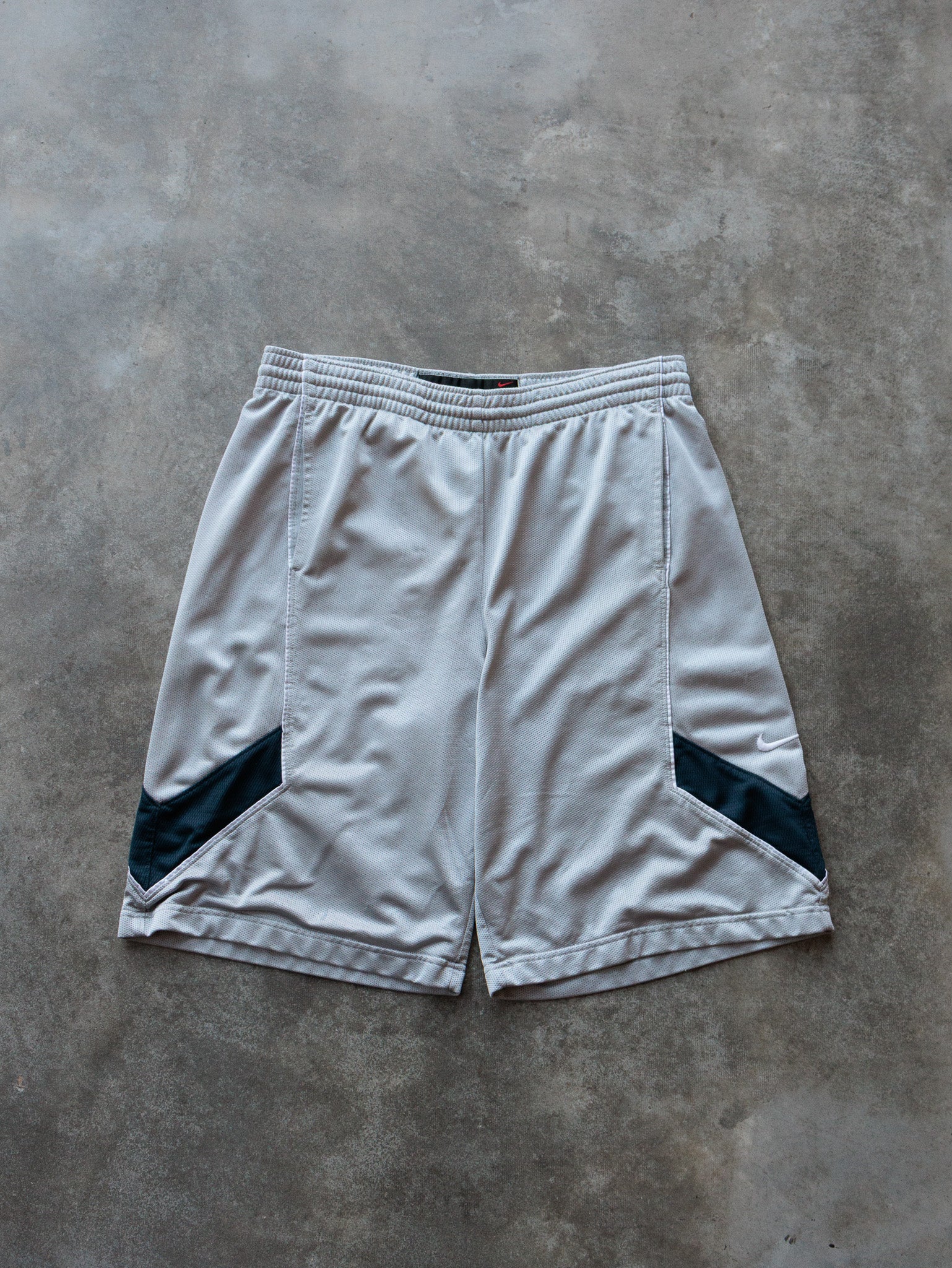 Vintage 00s Grey Nike Basketball Shorts (L)