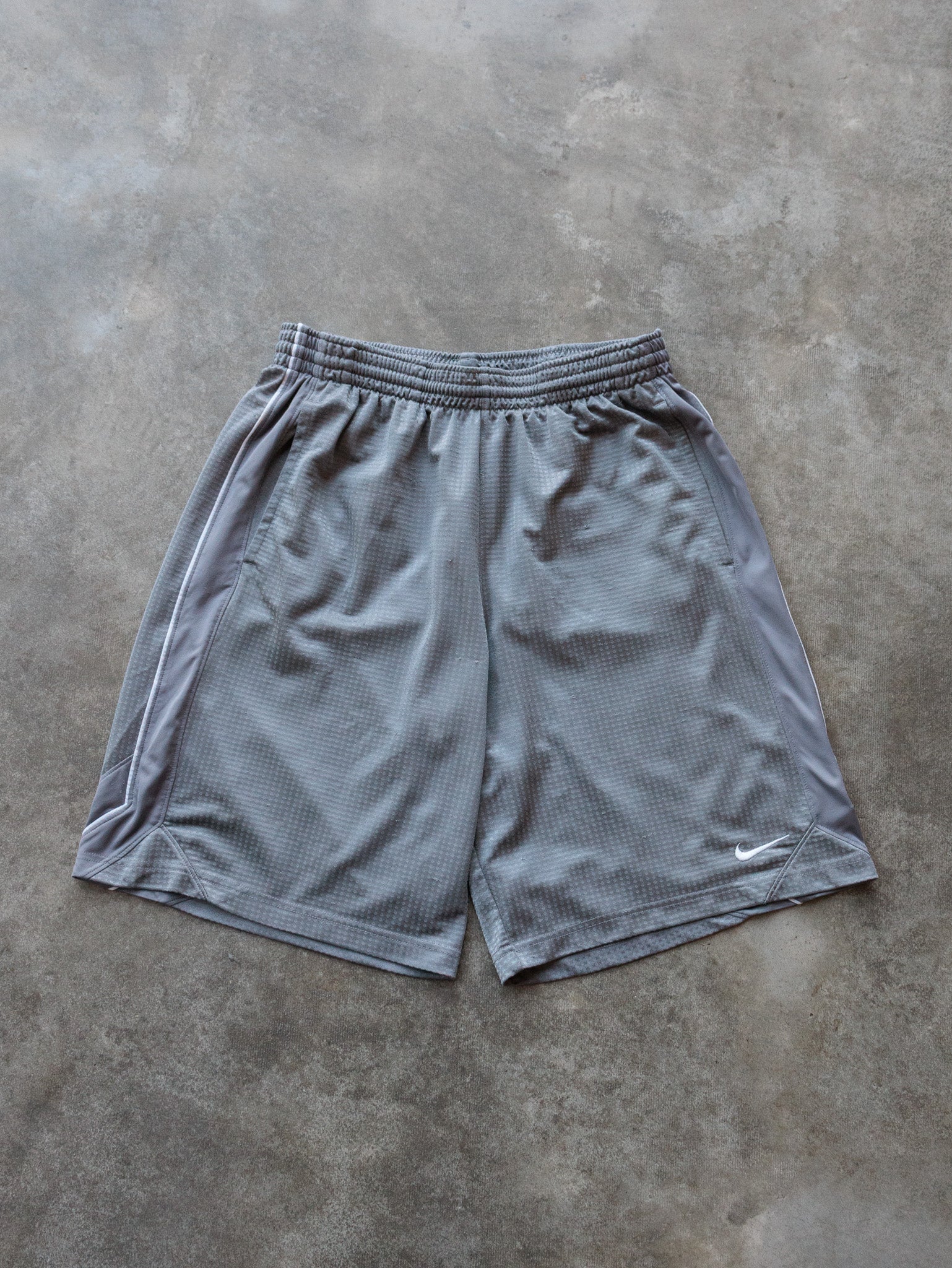 Vintage 00s Grey Nike Shorts (L)