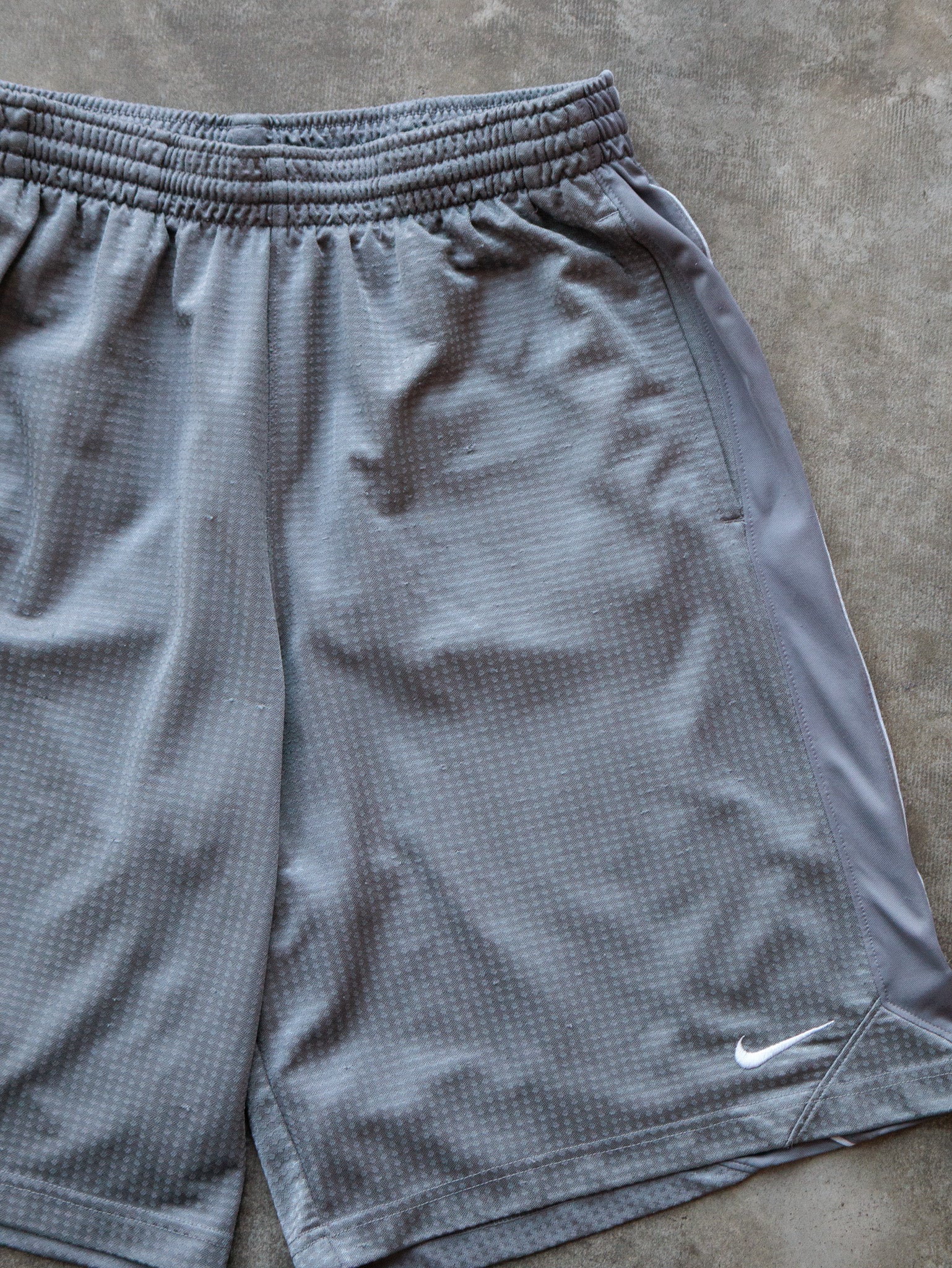 Vintage 00s Grey Nike Shorts (L)