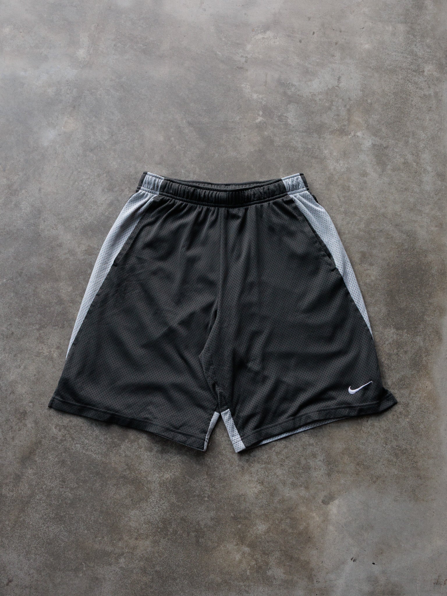 Vintage 00s Black Nike Mesh Shorts (L)