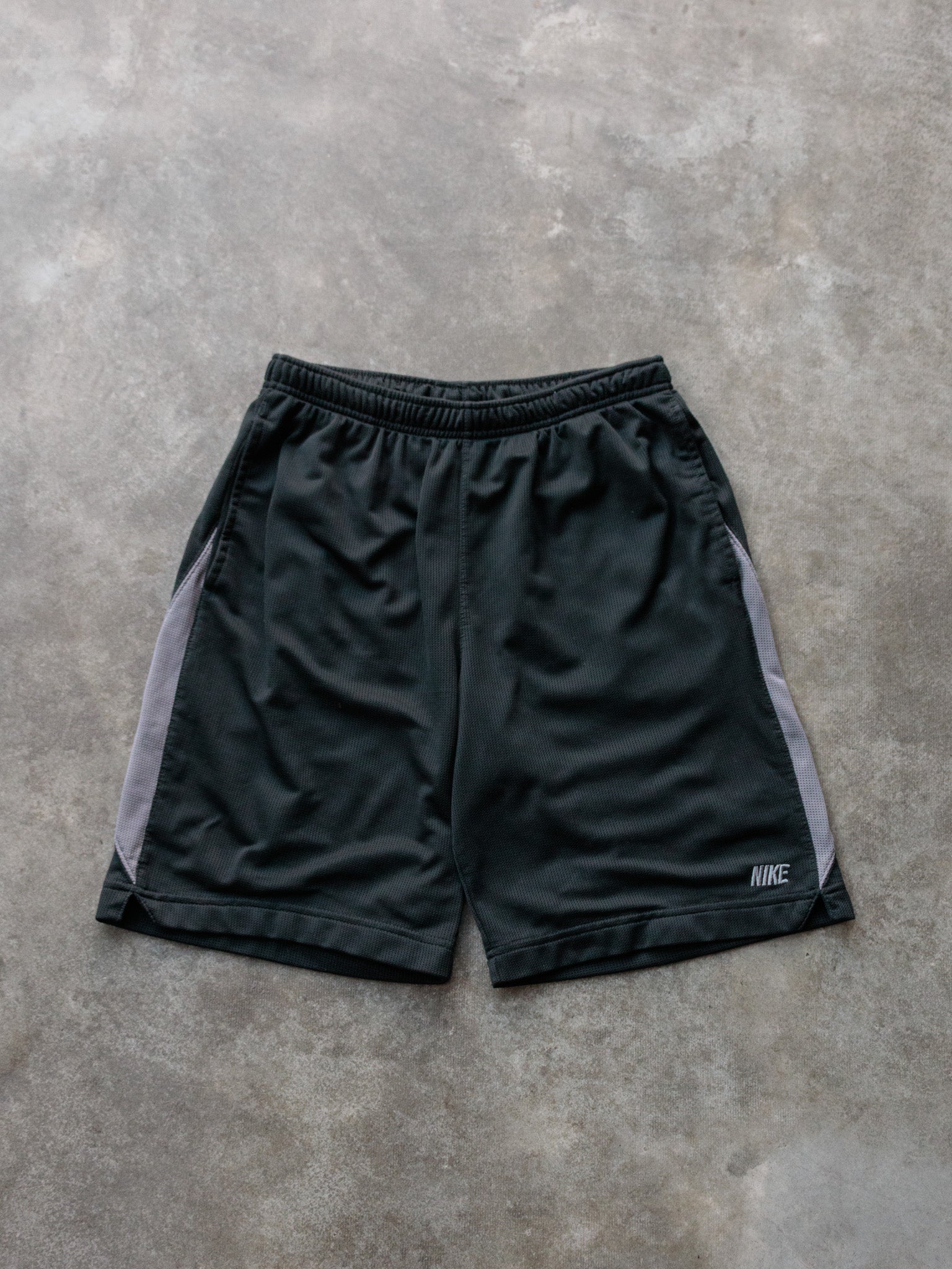 Vintage 00s Black Nike Mesh Shorts (L)