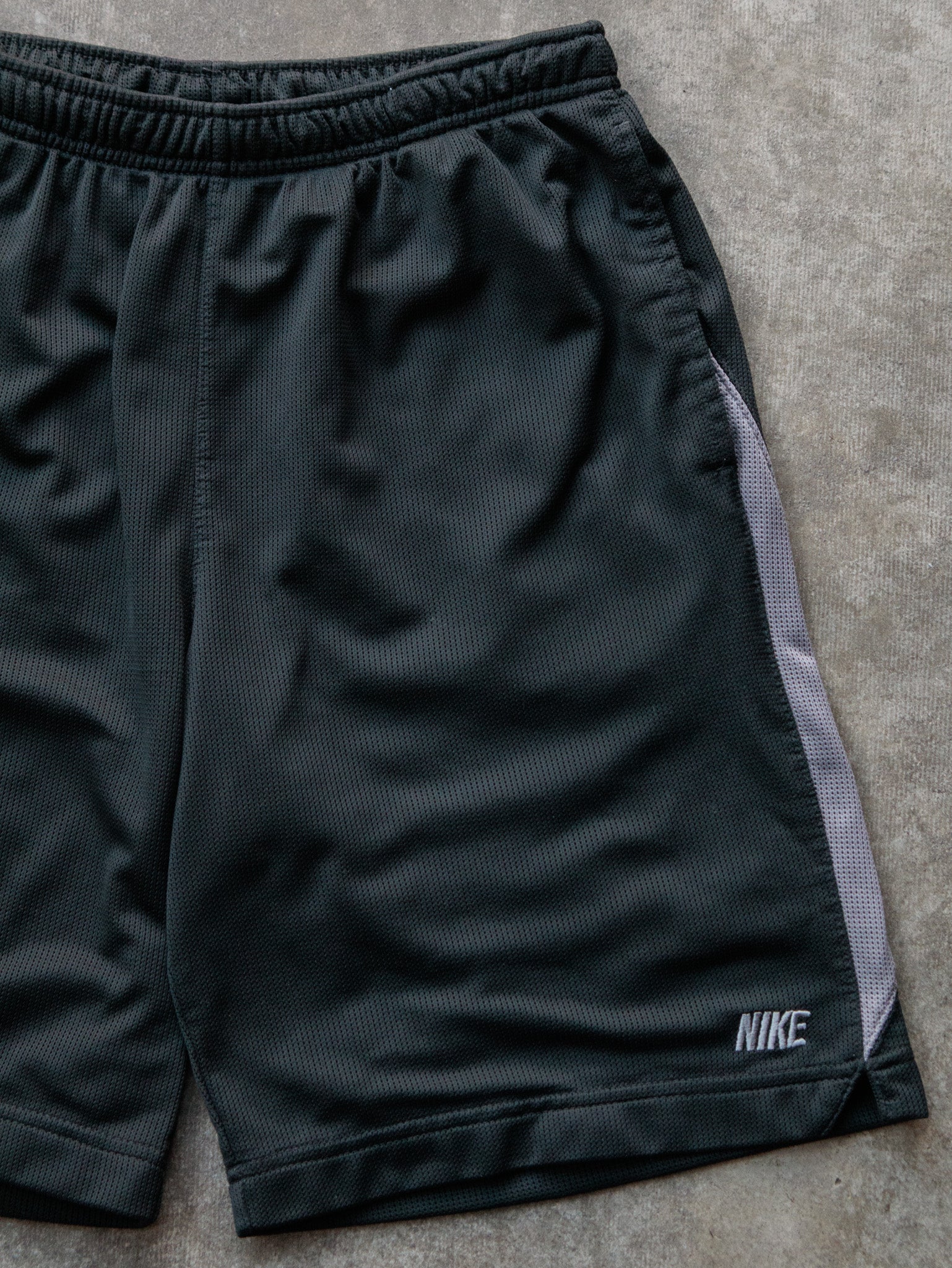 Vintage 00s Black Nike Mesh Shorts (L)