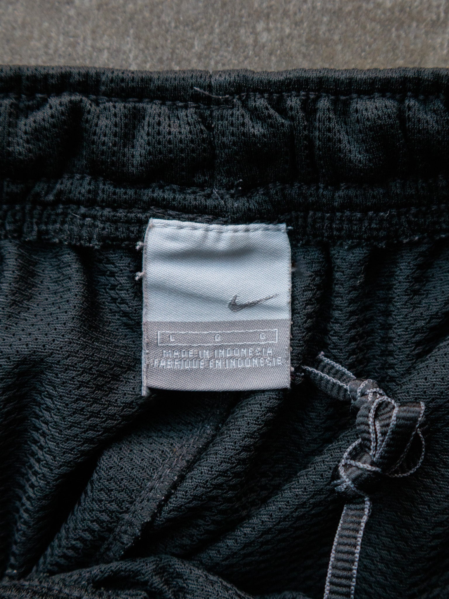 Vintage 00s Black Nike Mesh Shorts (L)