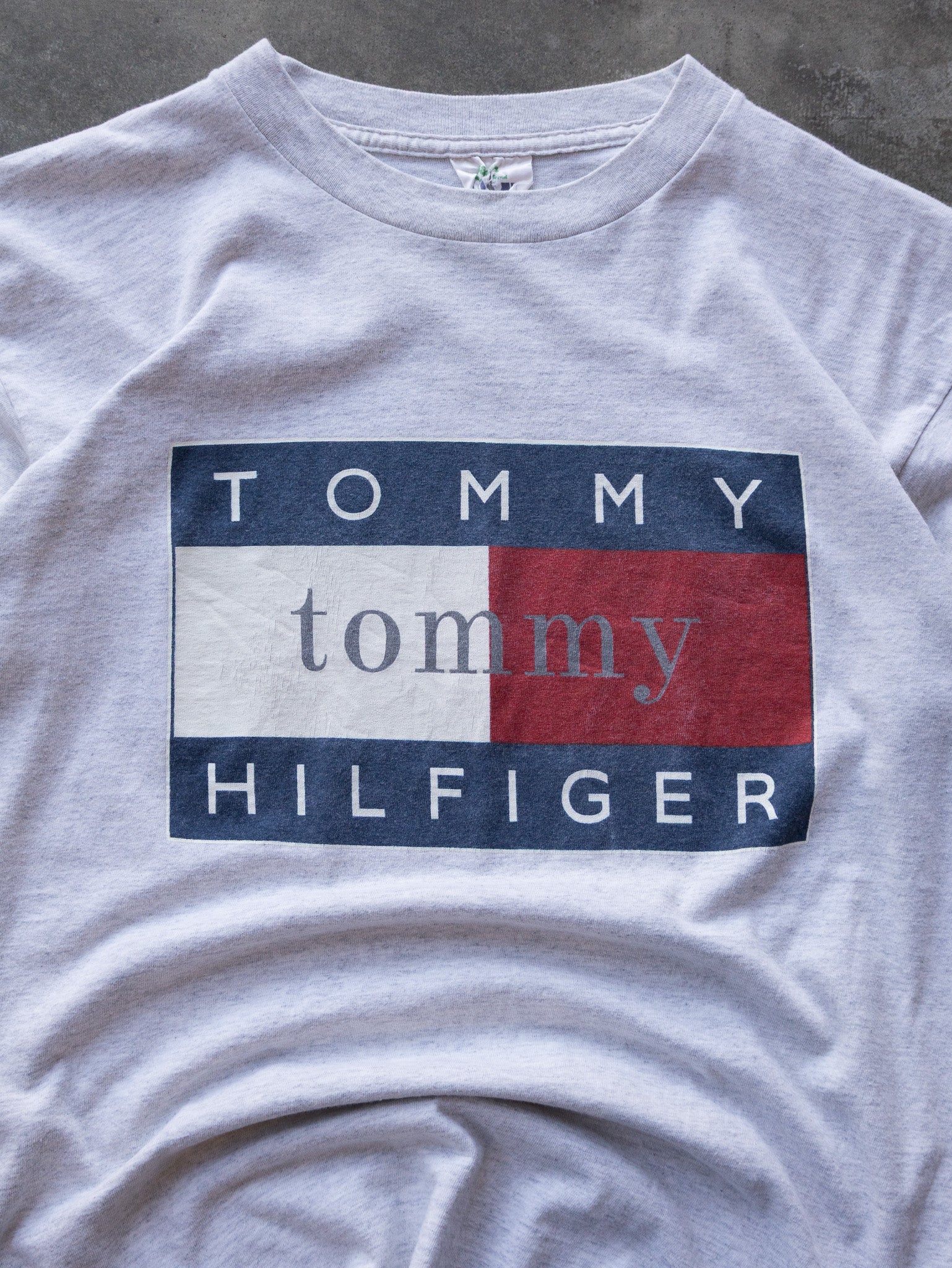 Vintage 90s Grey Tommy Hilfiger Graphic Tee (L)