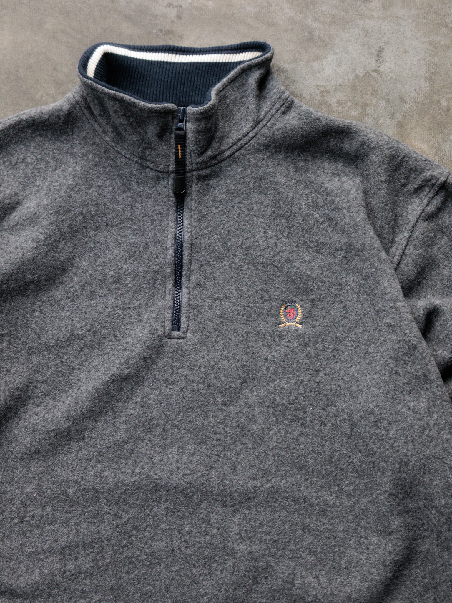Vintage 00s Grey Tommy Hilfiger Fleece Sweatshirt (L)