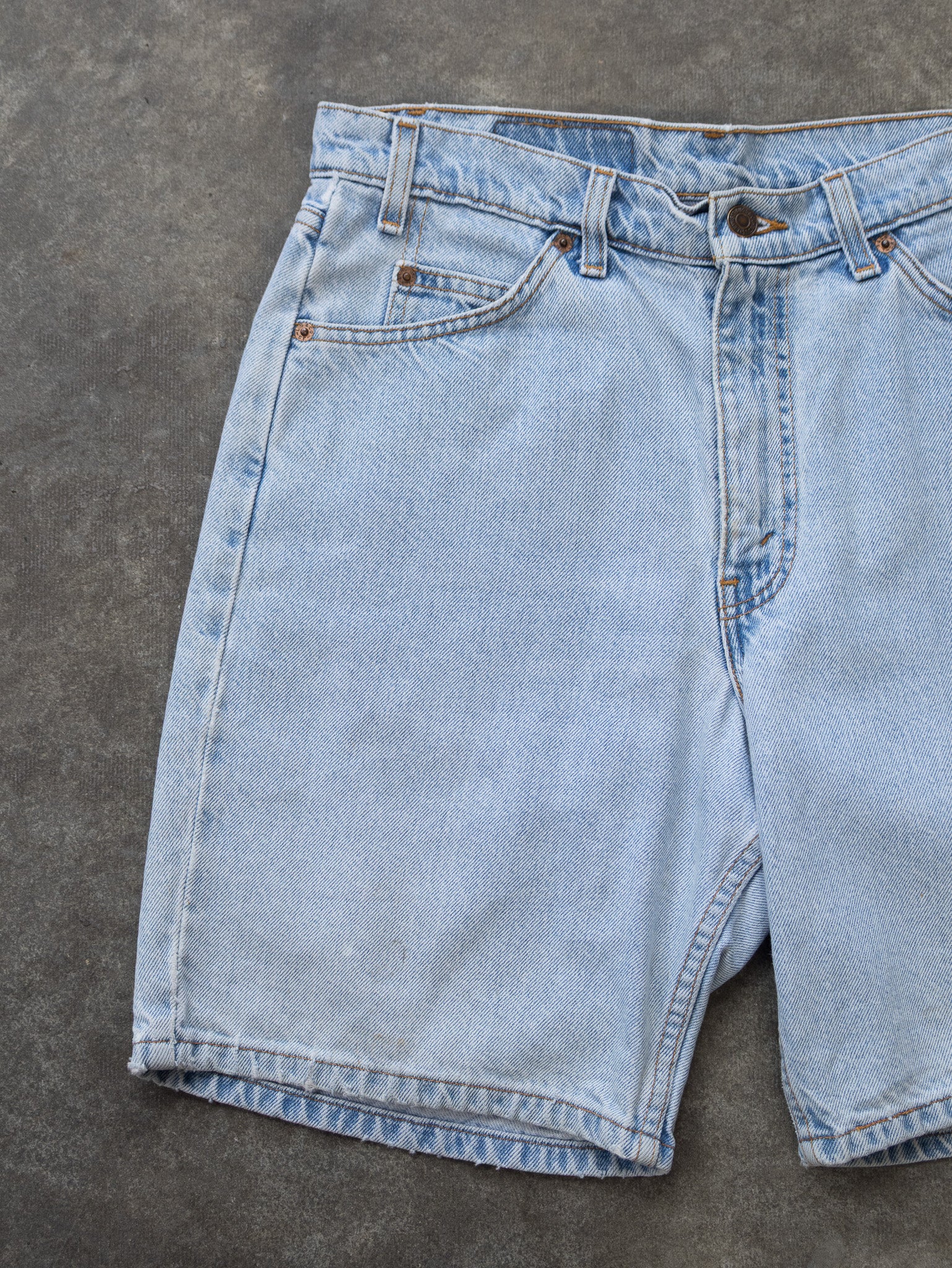 Vintage Light Wash Levi’s 550 Denim Jorts (W33)