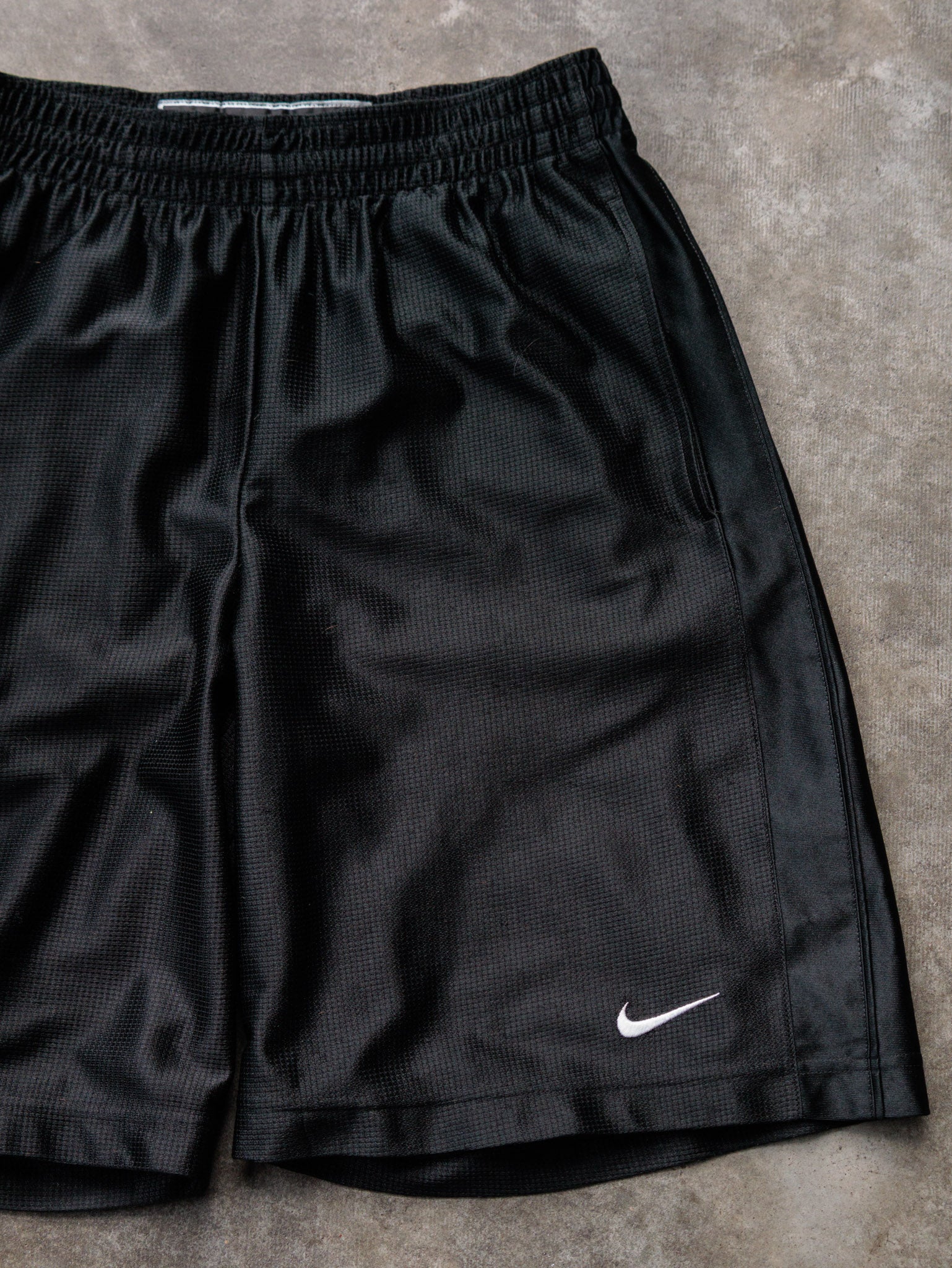 Vintage 00s Black Nike Basketball Shorts (M)
