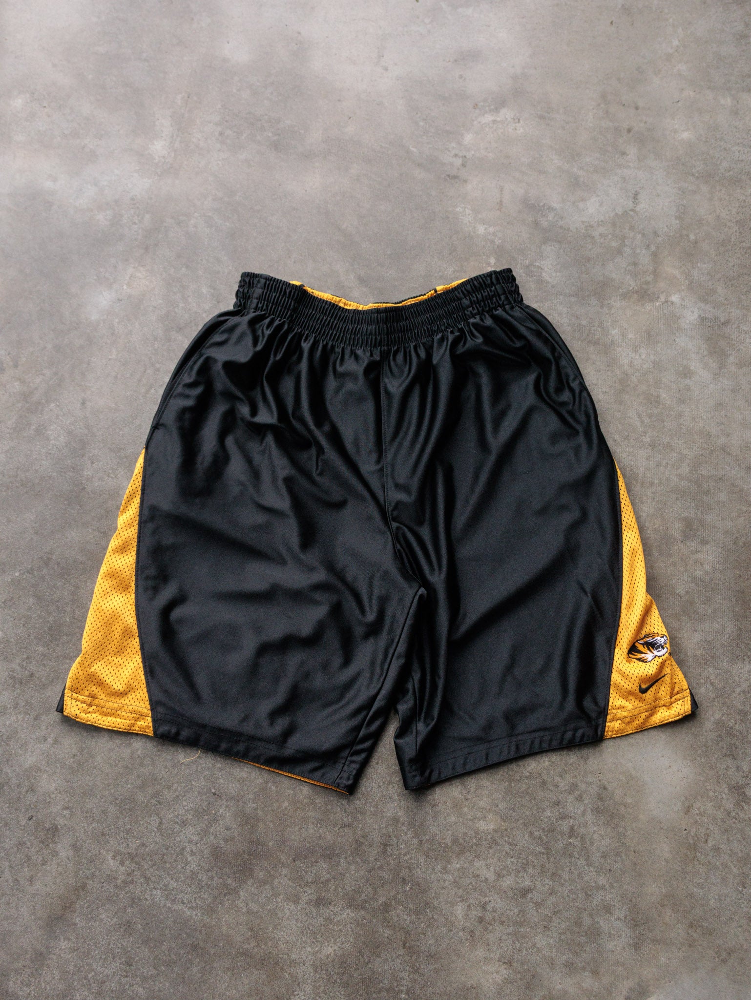 Vintage Black & Yellow Nike Mizzou Tigers Reversible Basketball Shorts (-)
