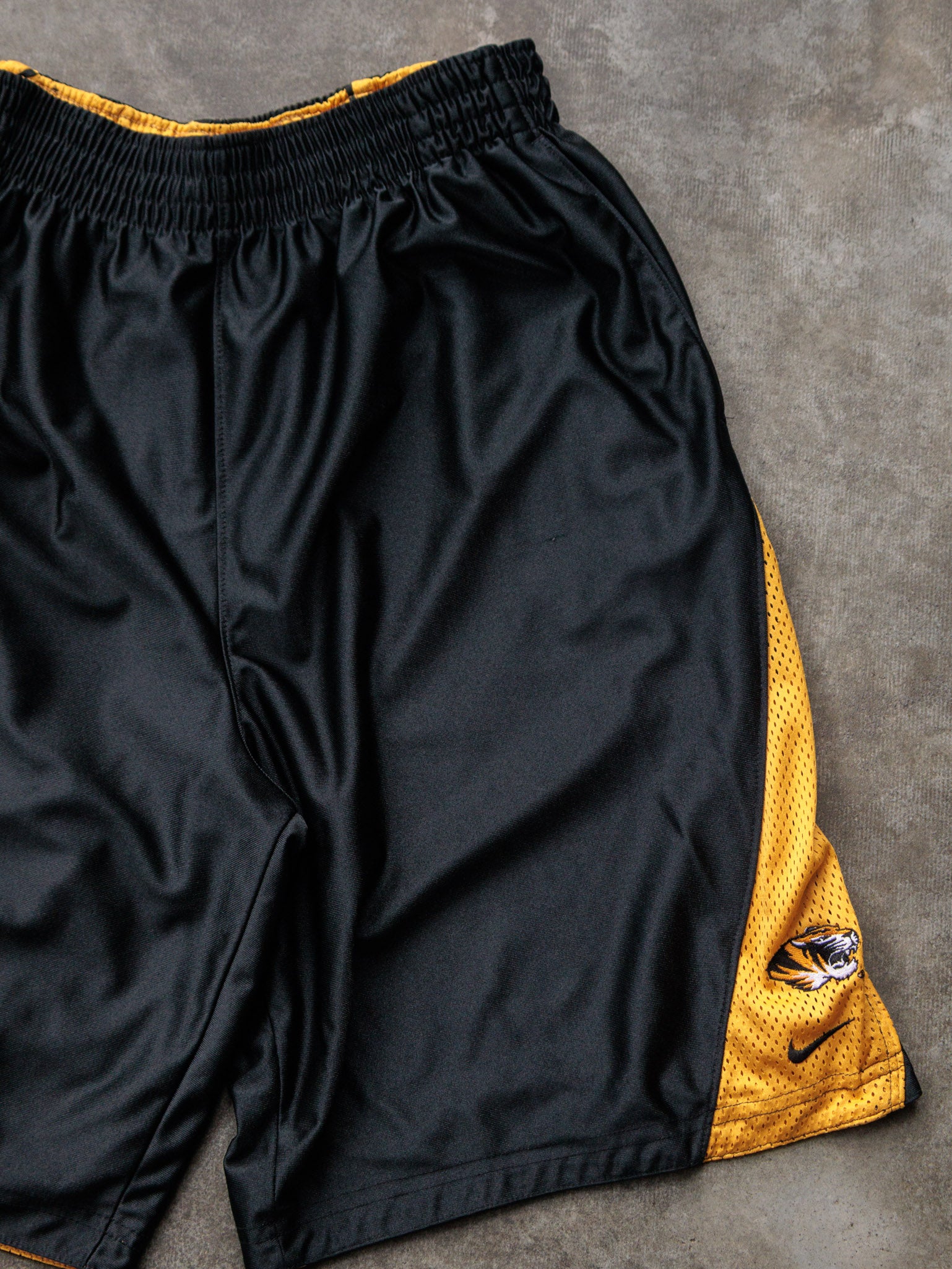 Vintage Black & Yellow Nike Mizzou Tigers Reversible Basketball Shorts (-)