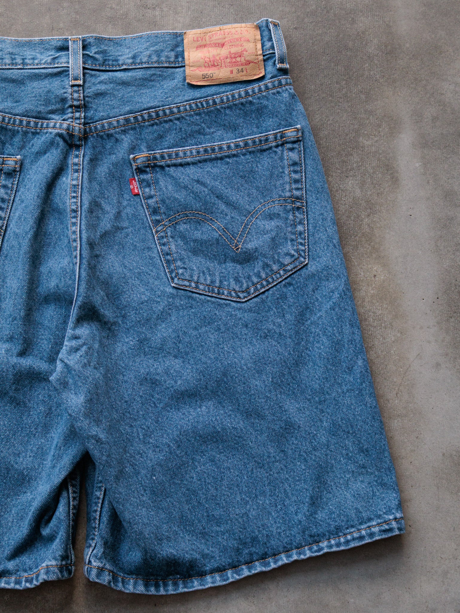 Vintage 00s Blue Levi's 550 Denim Shorts (W34)