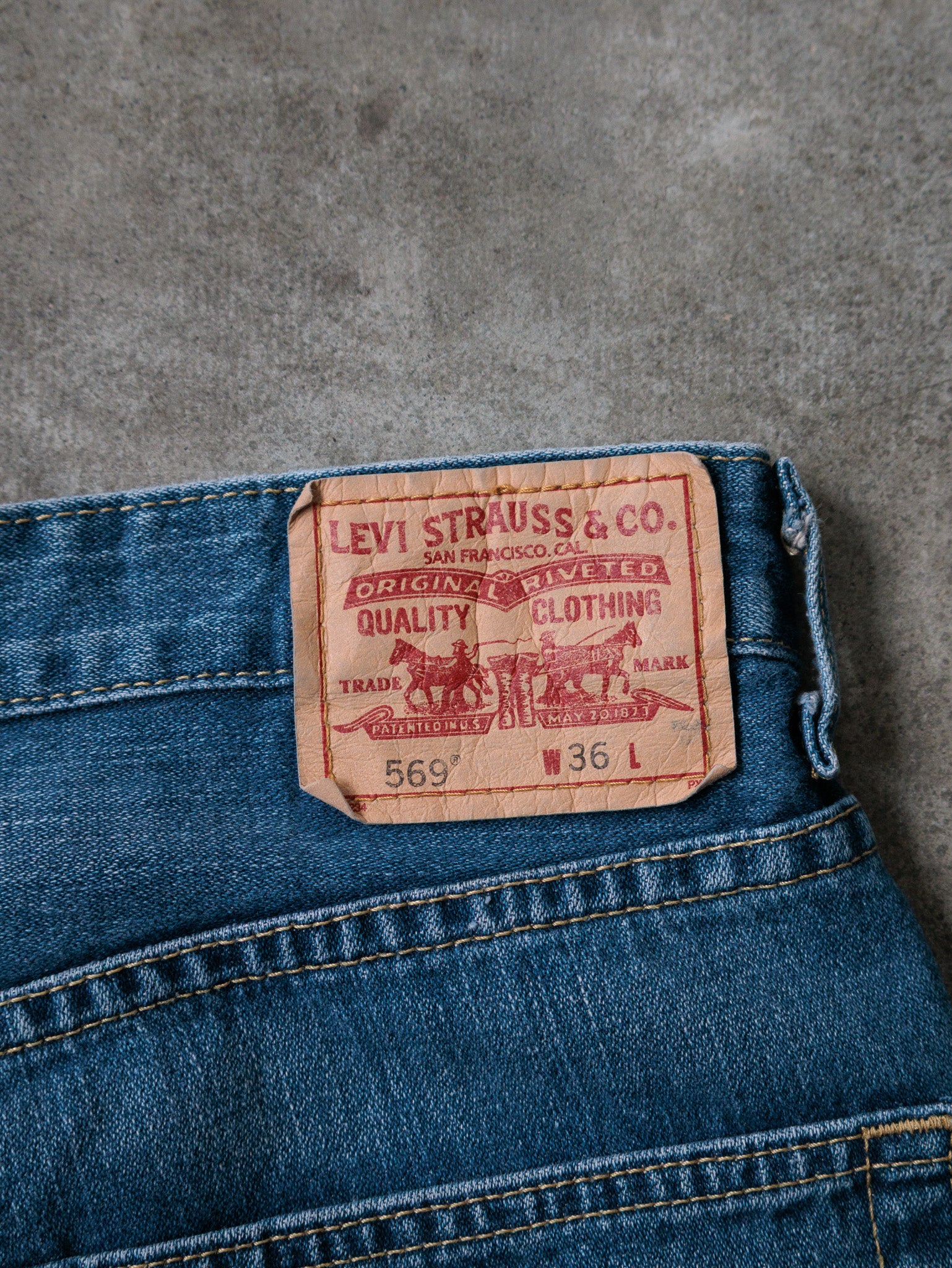 Vintage 00s Blue Levi's 569 Denim Shorts (W36)