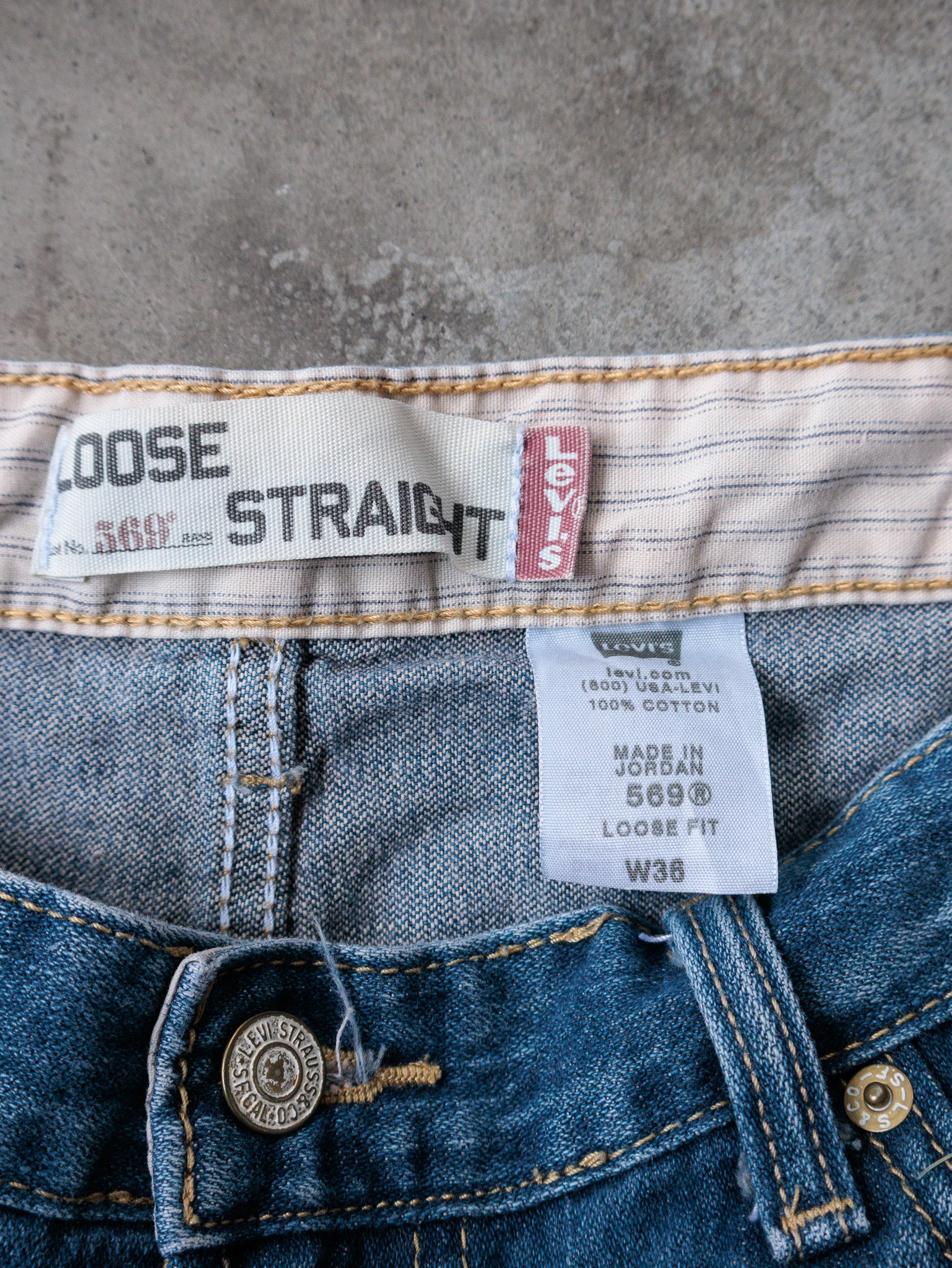 Vintage 00s Blue Levi's 569 Denim Shorts (W36)
