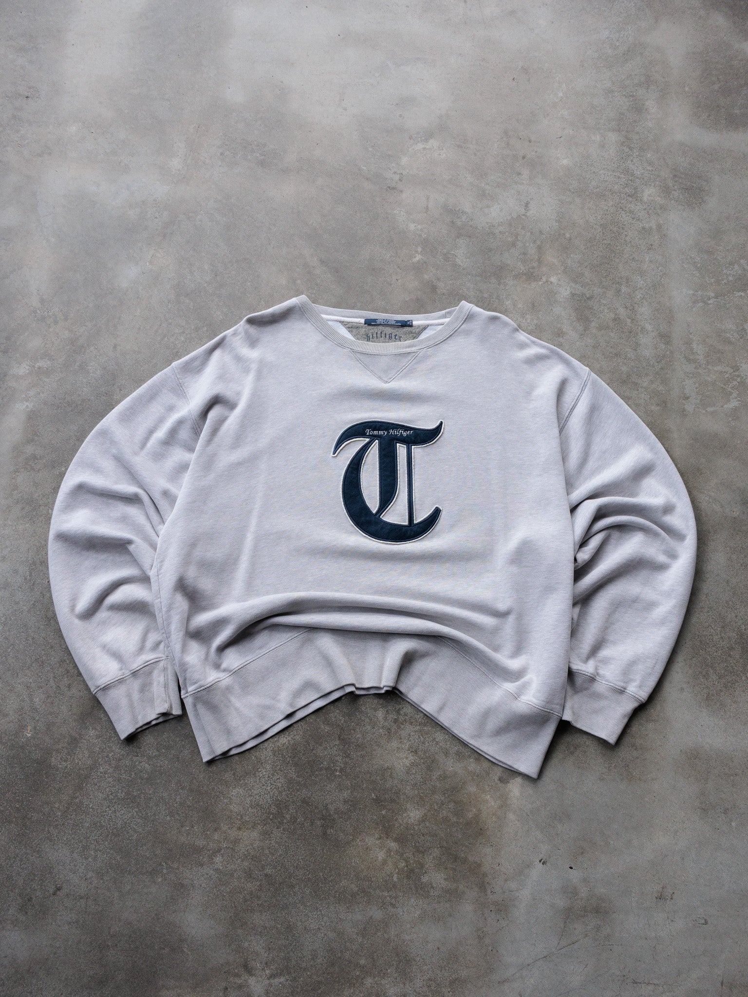 Vintage 00s Grey Tommy Hilfiger Sweatshirt (XL)
