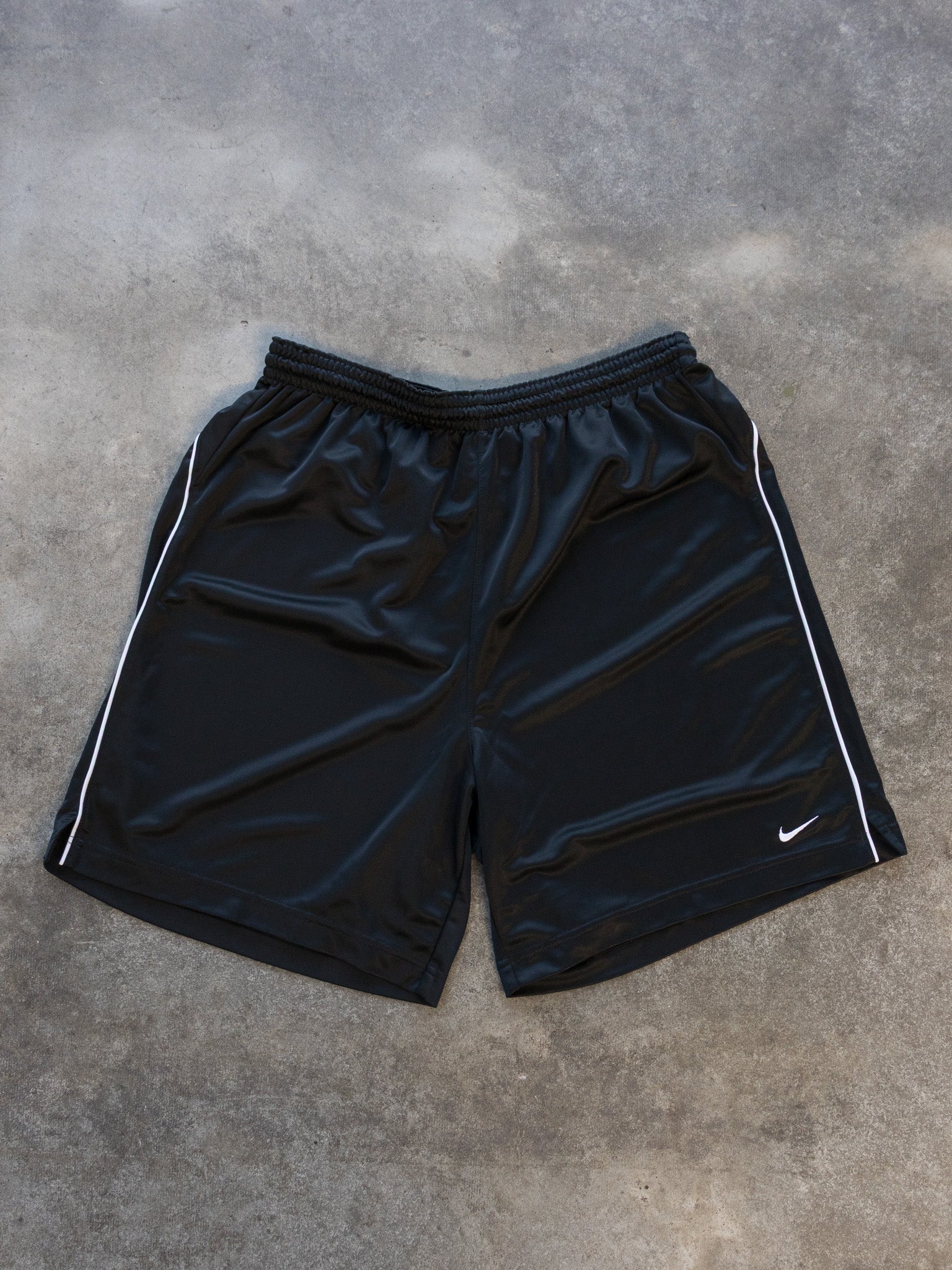 Vintage Black Nike Shorts (M)