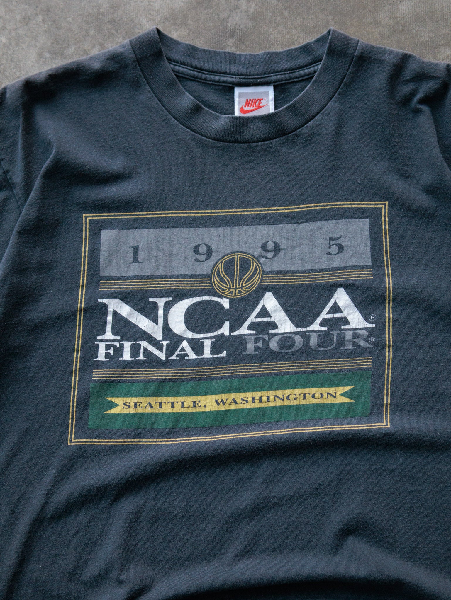 Vintage 1995 Black NCAA Final Four Seattle Washington Nike Tee (L)