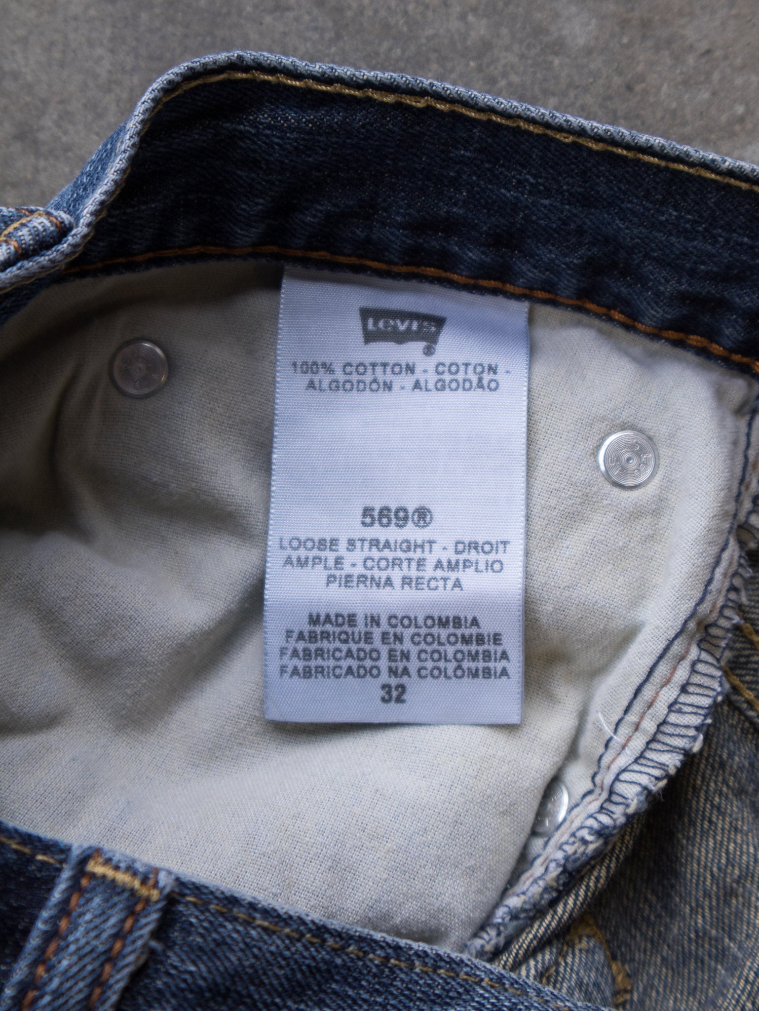Vintage Blue Levi's 569 Denim Shorts (W32)