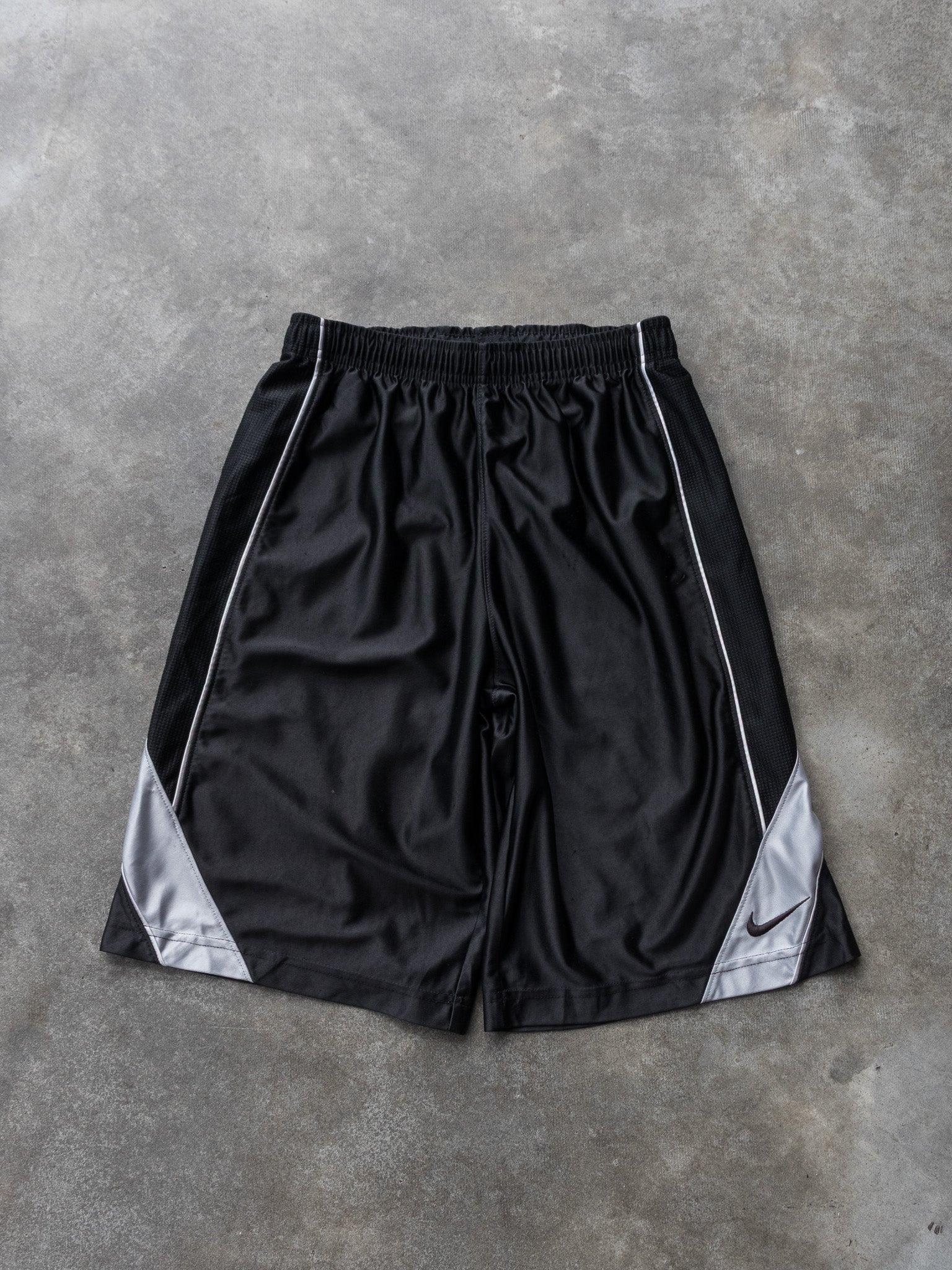 Vintage Black Nike Basketball Shorts (14-16Y)