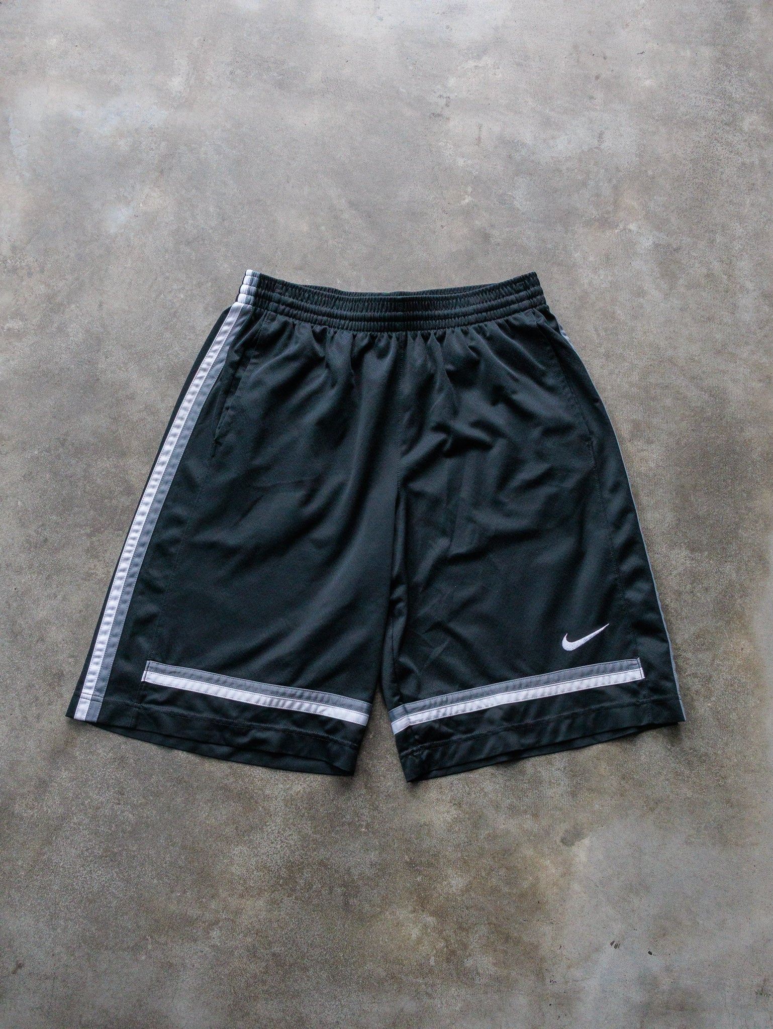 Vintage 00s Black Nike Basketball Shorts (L)
