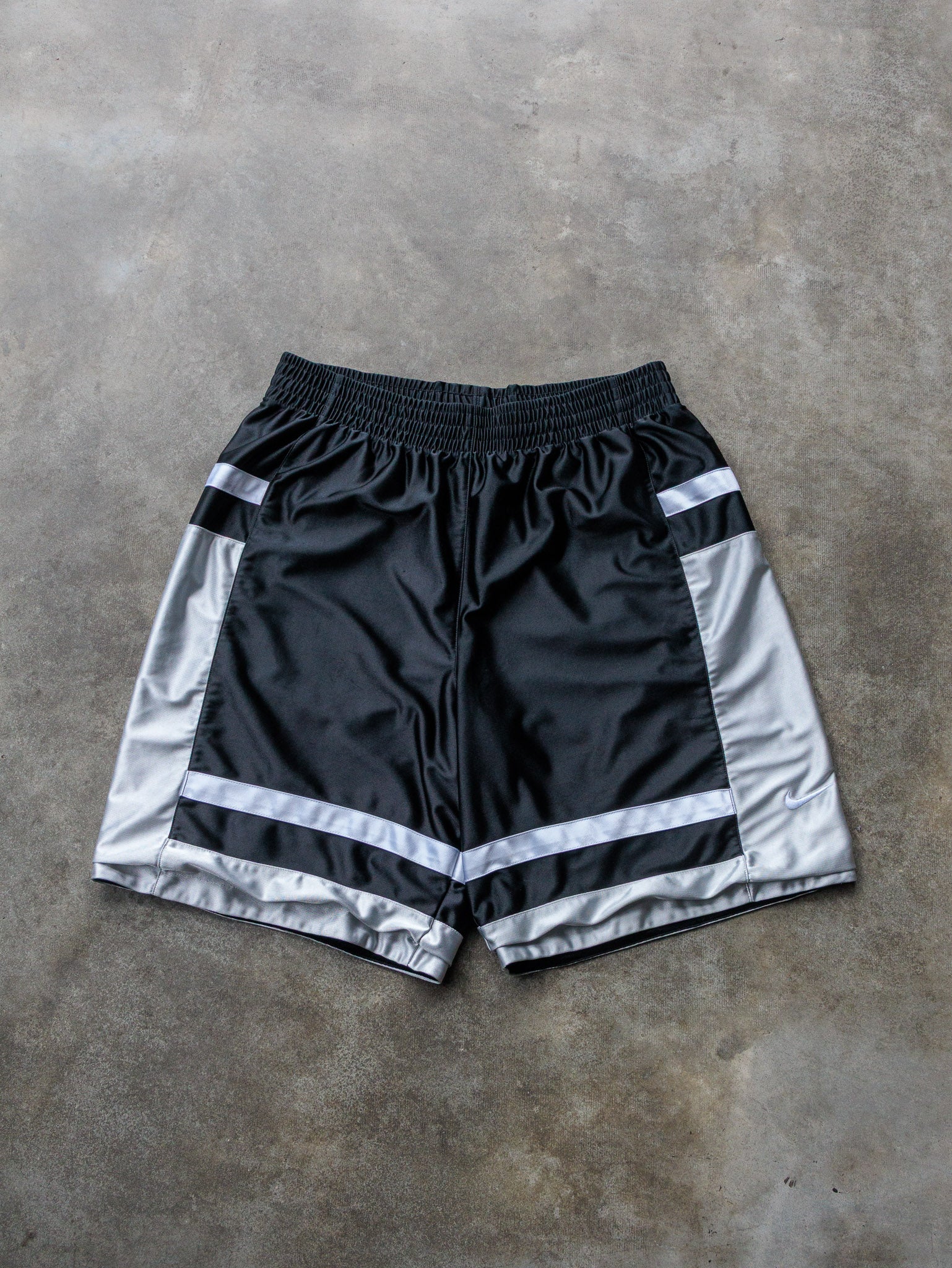 Vintage 00s Black & Silver Nike Shorts (L)