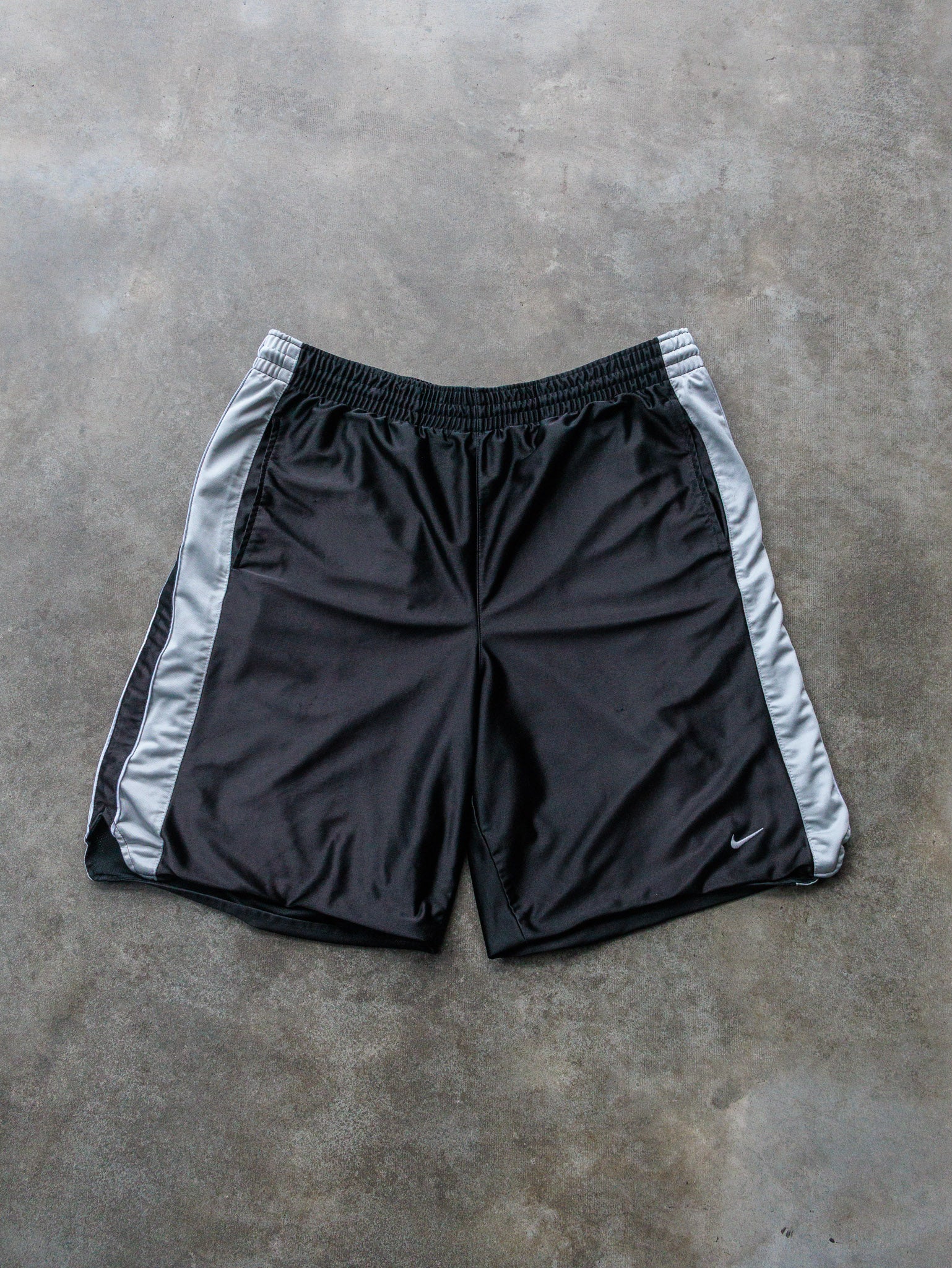 Vintage 00s Black & Grey Nike Basketball Shorts (XL)