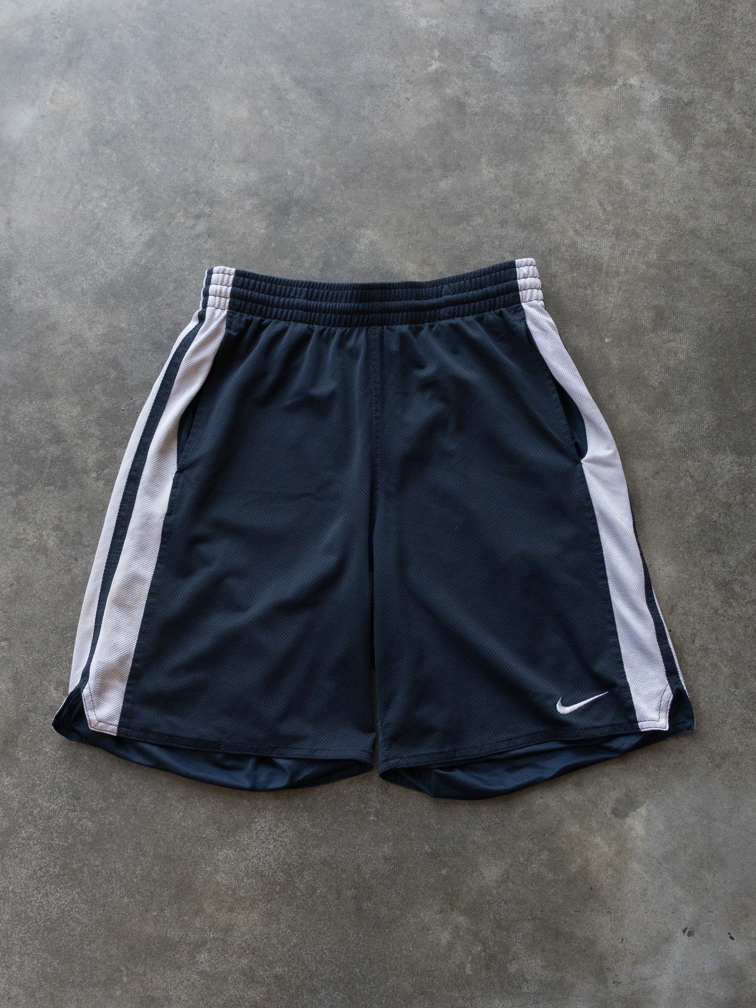 Vintage Navy Nike Basketball Shorts (M)