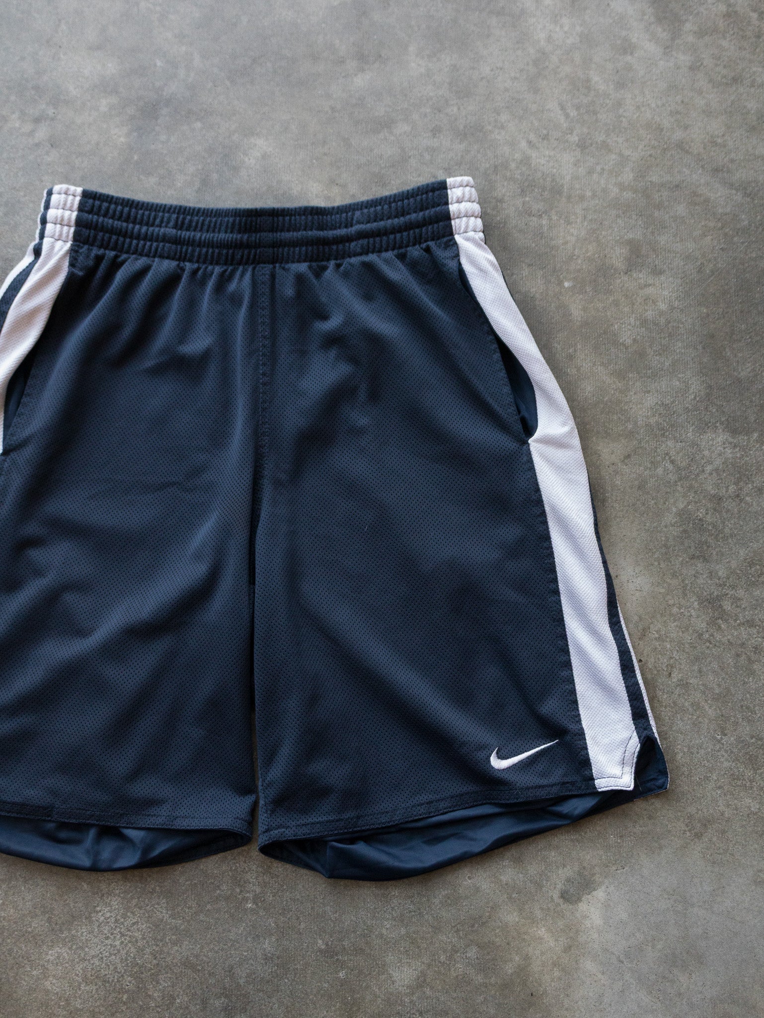 Vintage Navy Nike Basketball Shorts (M)