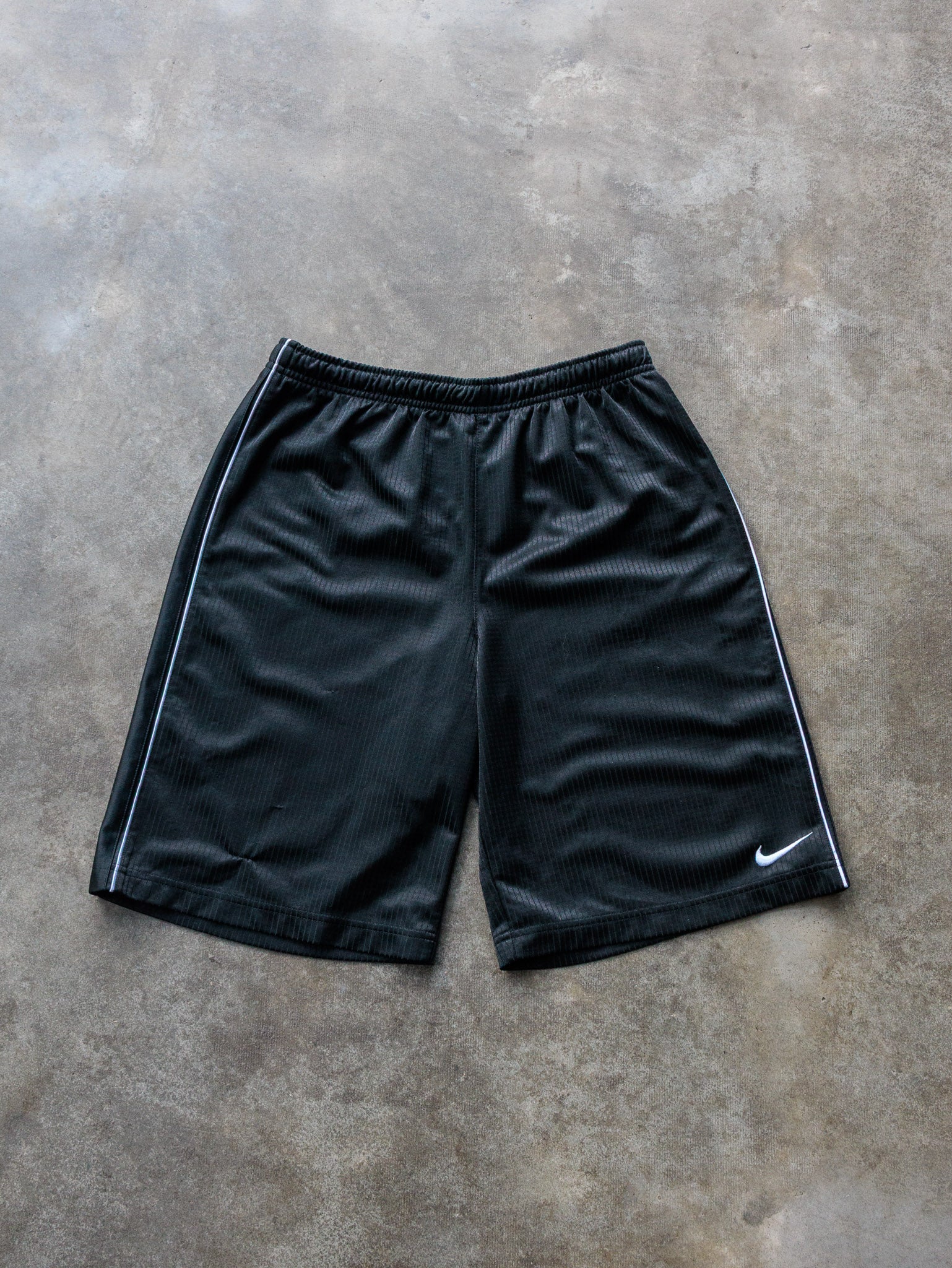 Vintage 00s Black Nike Shorts (12-13Y)
