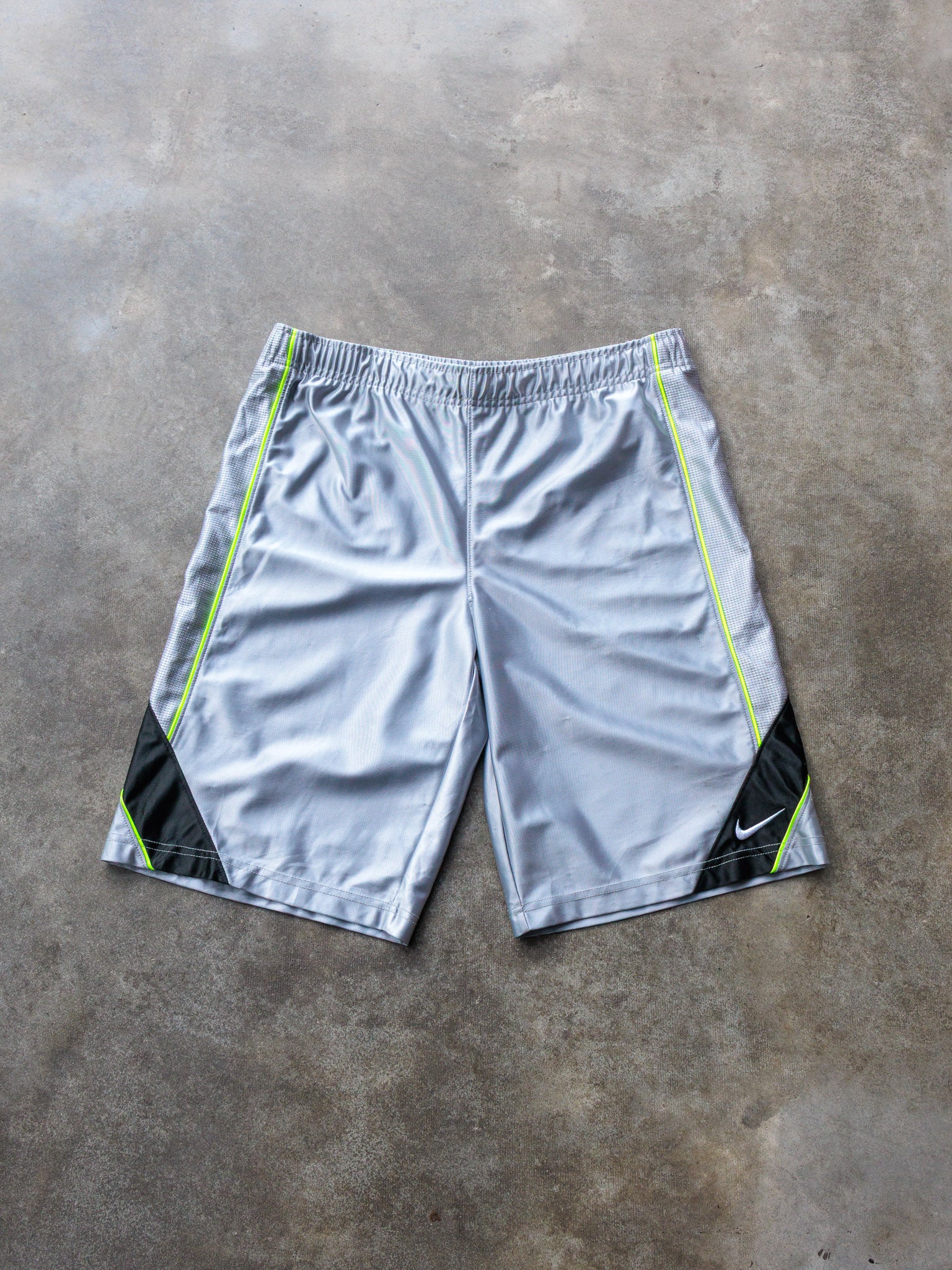 Vintage 00s Silver Nike Shorts (L)