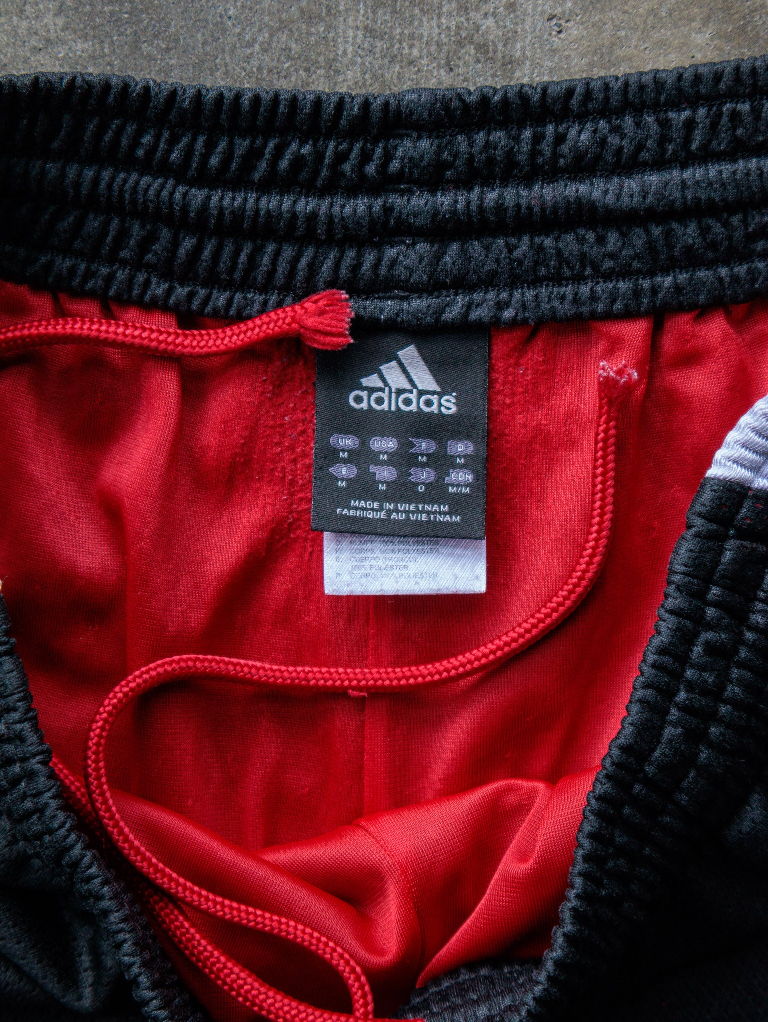 Vintage 00s Black & Red Adidas Shorts (M)