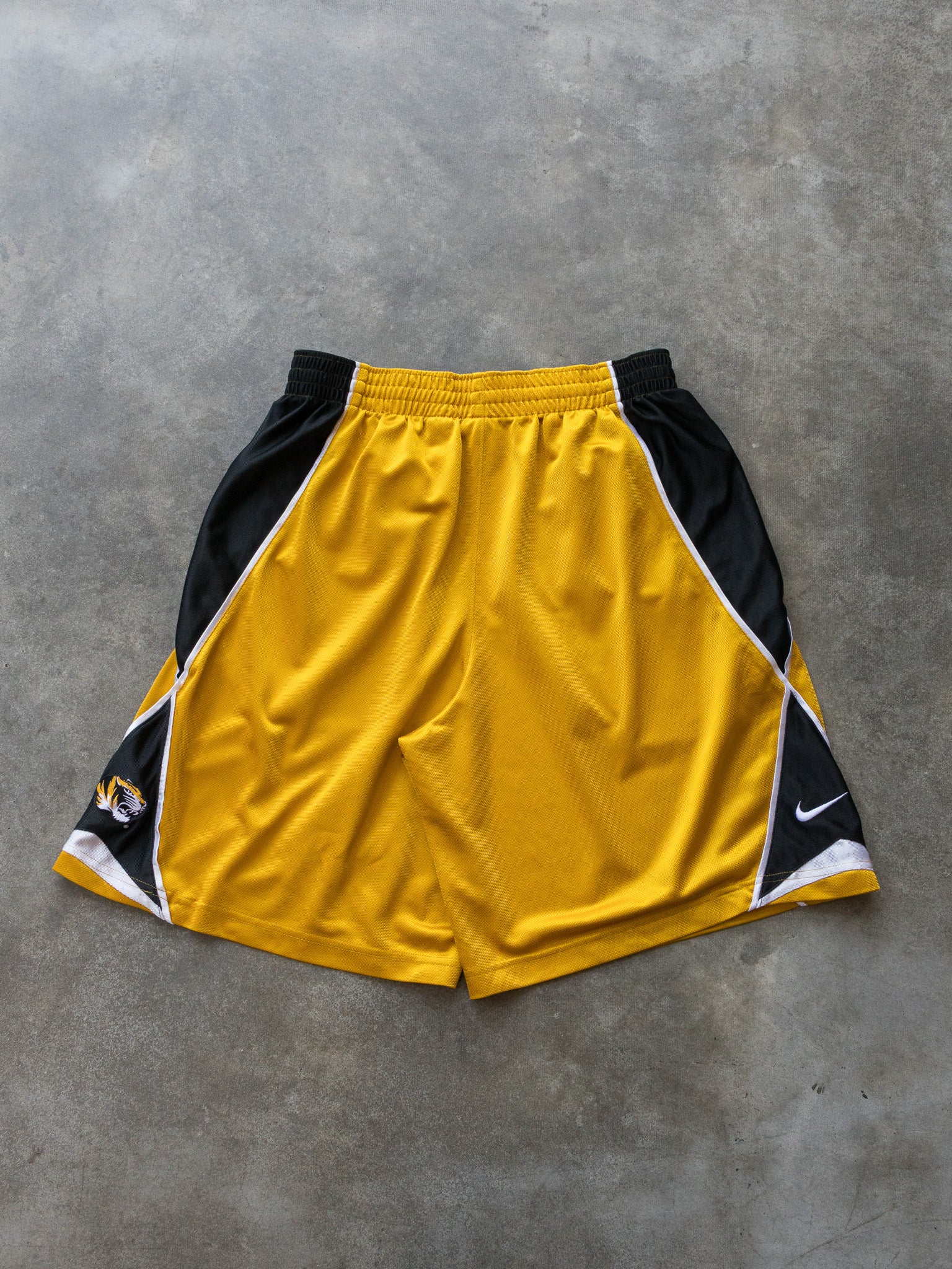 Vintage Nike Missouri Tigers Basketball Shorts (M)