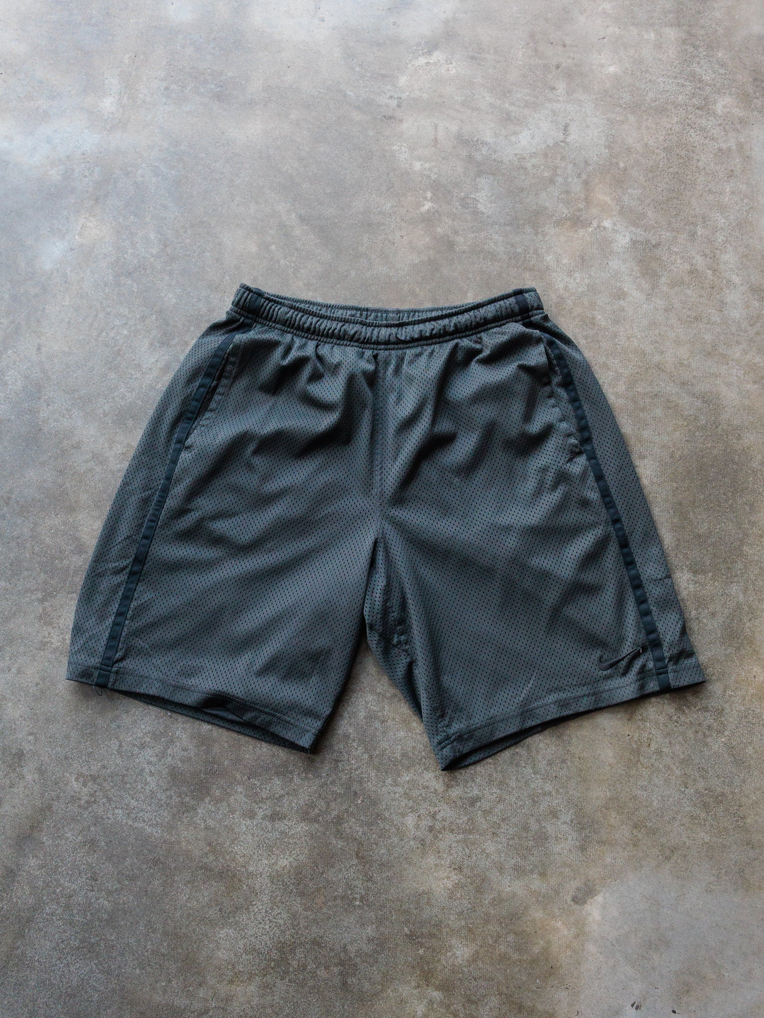 Vintage 00s Charcoal Nike Mesh Shorts (M)