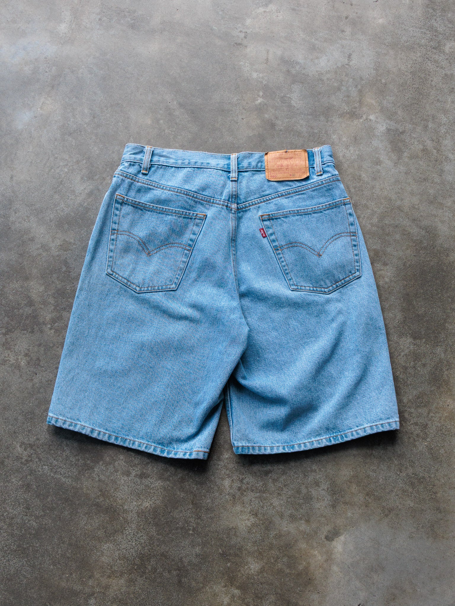 Vintage 90s Light Wash Levi's 550 Denim Shorts (W32)