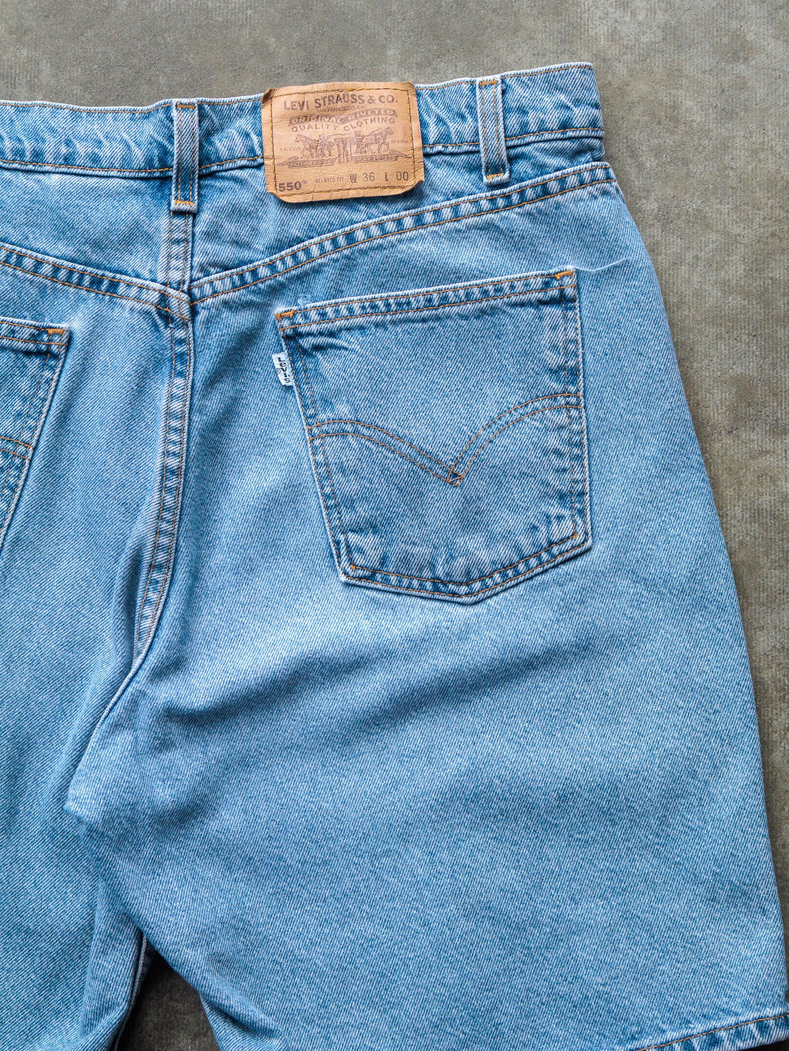 Vintage 90s Light Wash Levi’s 550 Denim Shorts (W36)