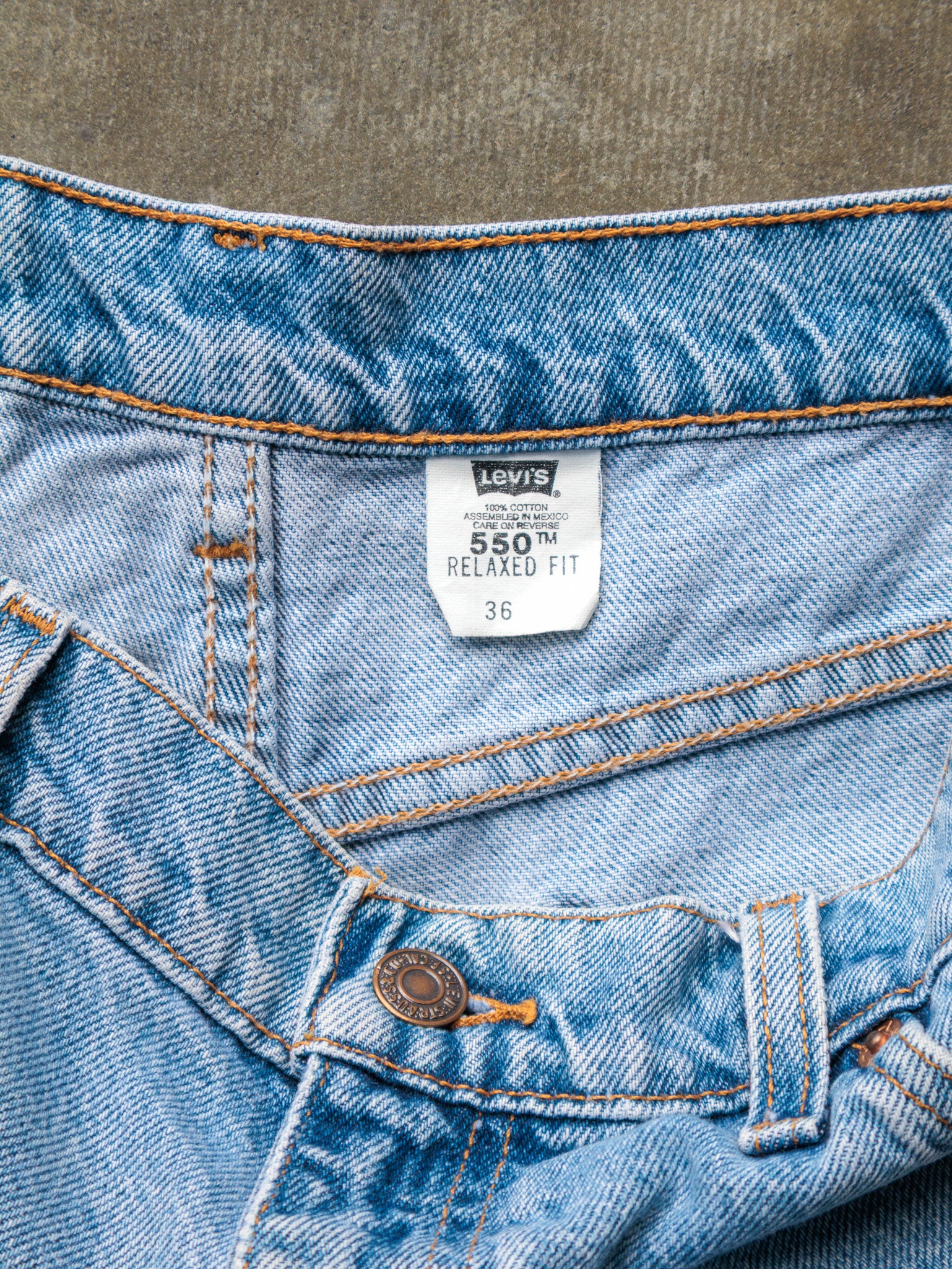 Vintage 90s Light Wash Levi’s 550 Denim Shorts (W36)