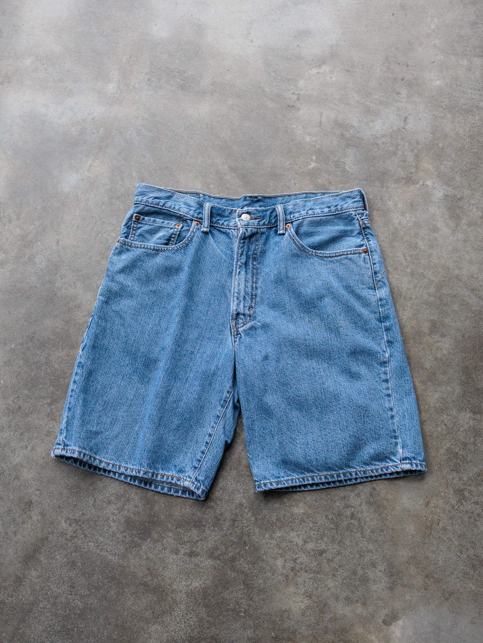 Vintage Mid Wash Levi’s 550 Denim Shorts (W34)