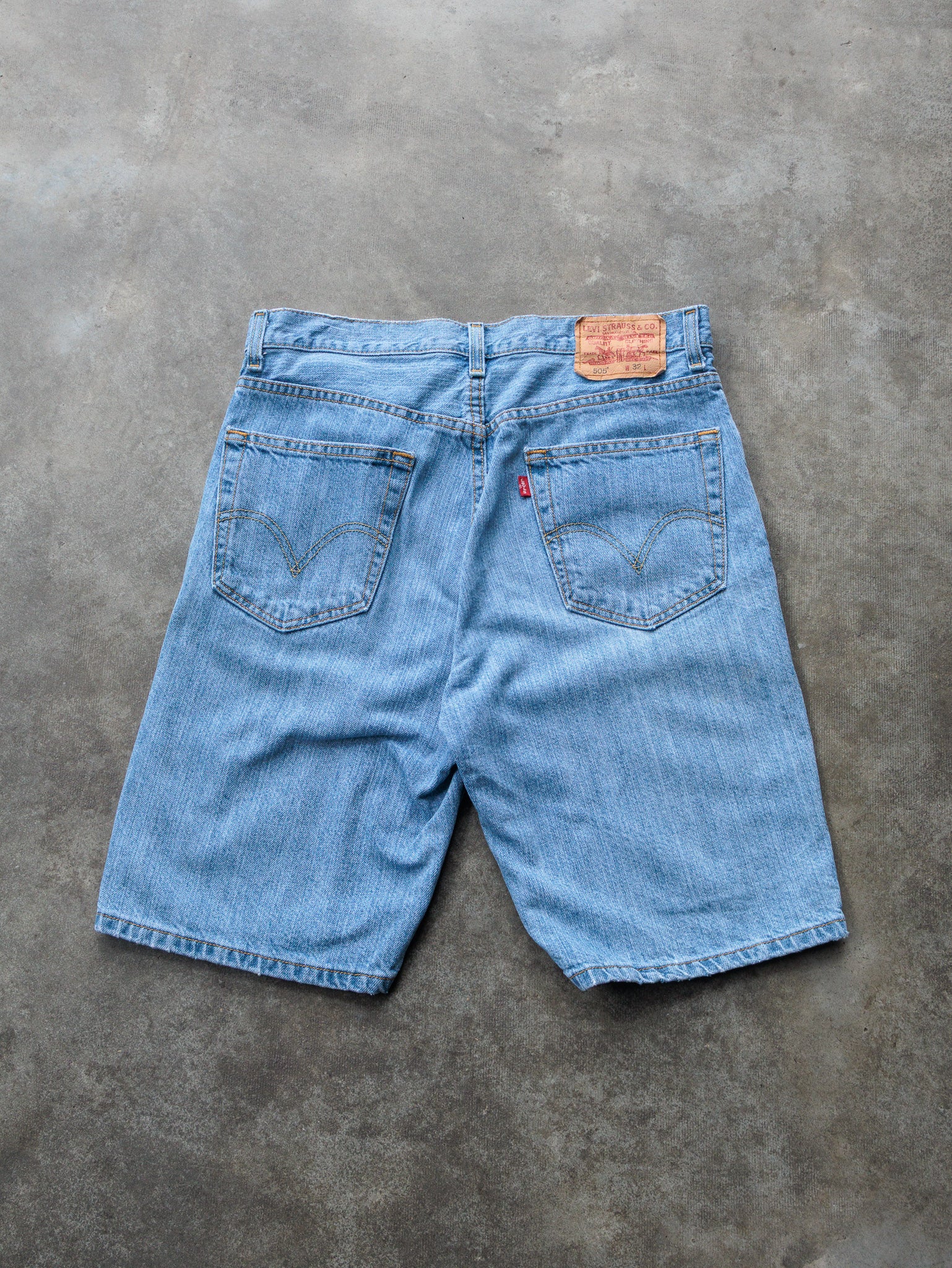 Vintage Light Wash Levi’s 505 Denim Shorts (W32)