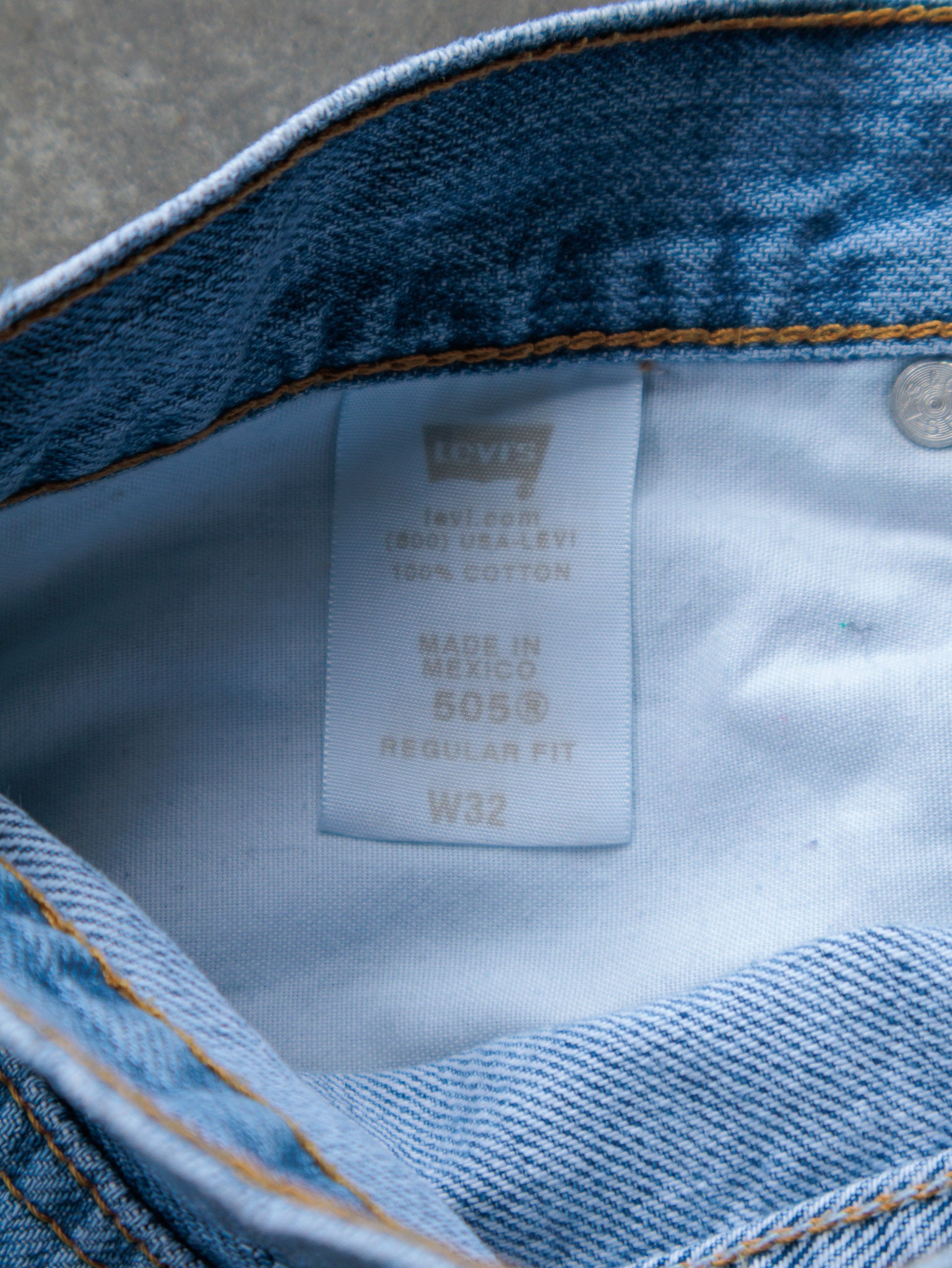 Vintage Light Wash Levi’s 505 Denim Shorts (W32)