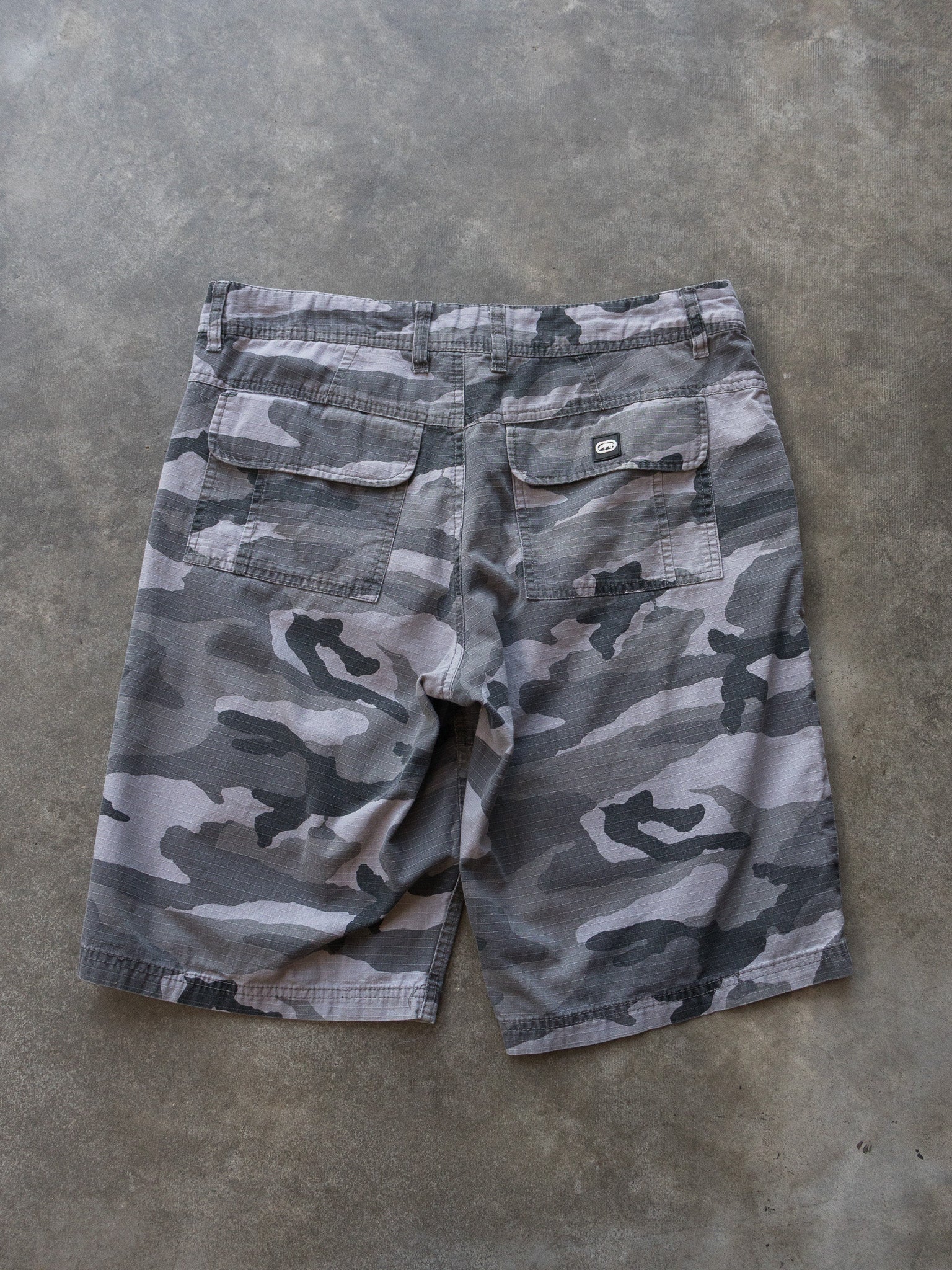 Vintage Grey Camo Ecko Cargo Shorts (W32)