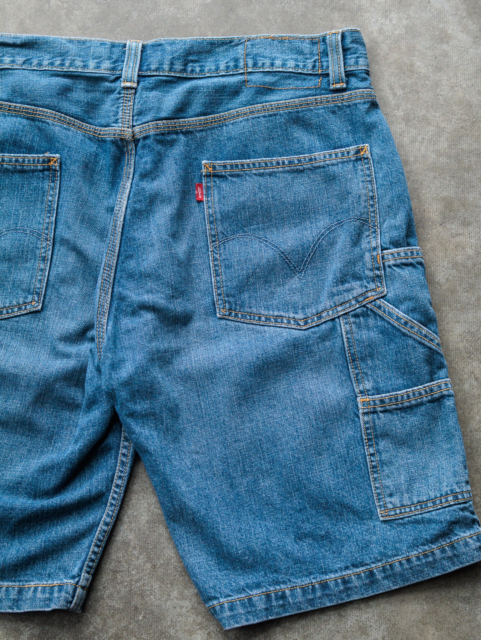 Vintage Mid Wash Levi’s Denim Carpenter Shorts (W34)
